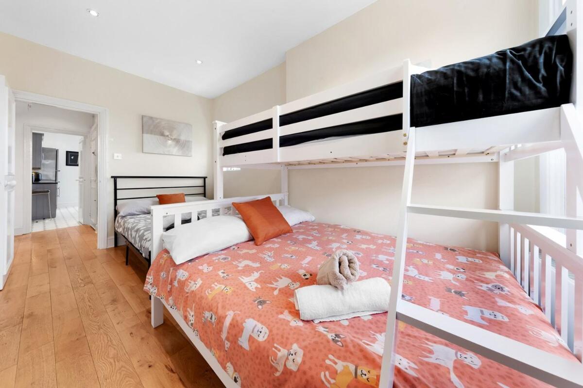 Spacious Sleep 11 With Terrace In Earls Court Ec99 London