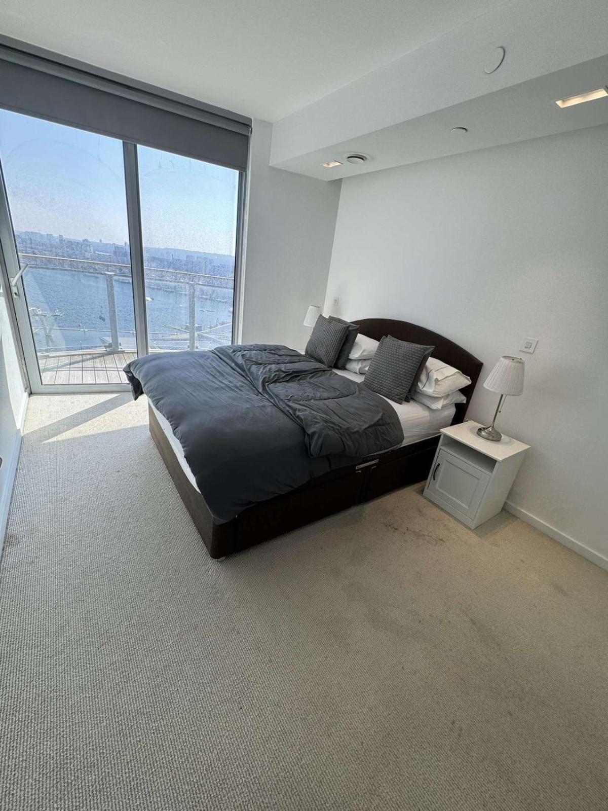 Peaceful Getaway Skyline Views Apartment