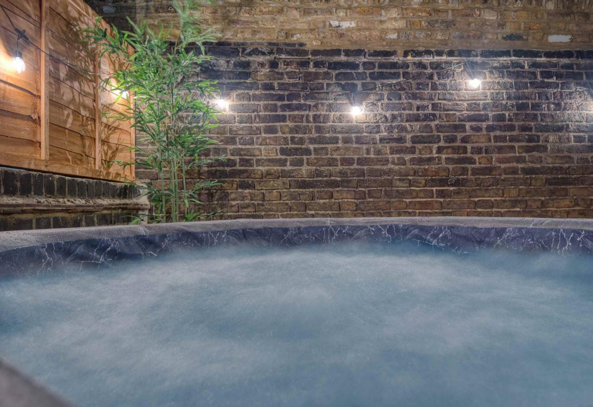 Apartment Putney High St - Hot Tub, Rooftop & Cinema