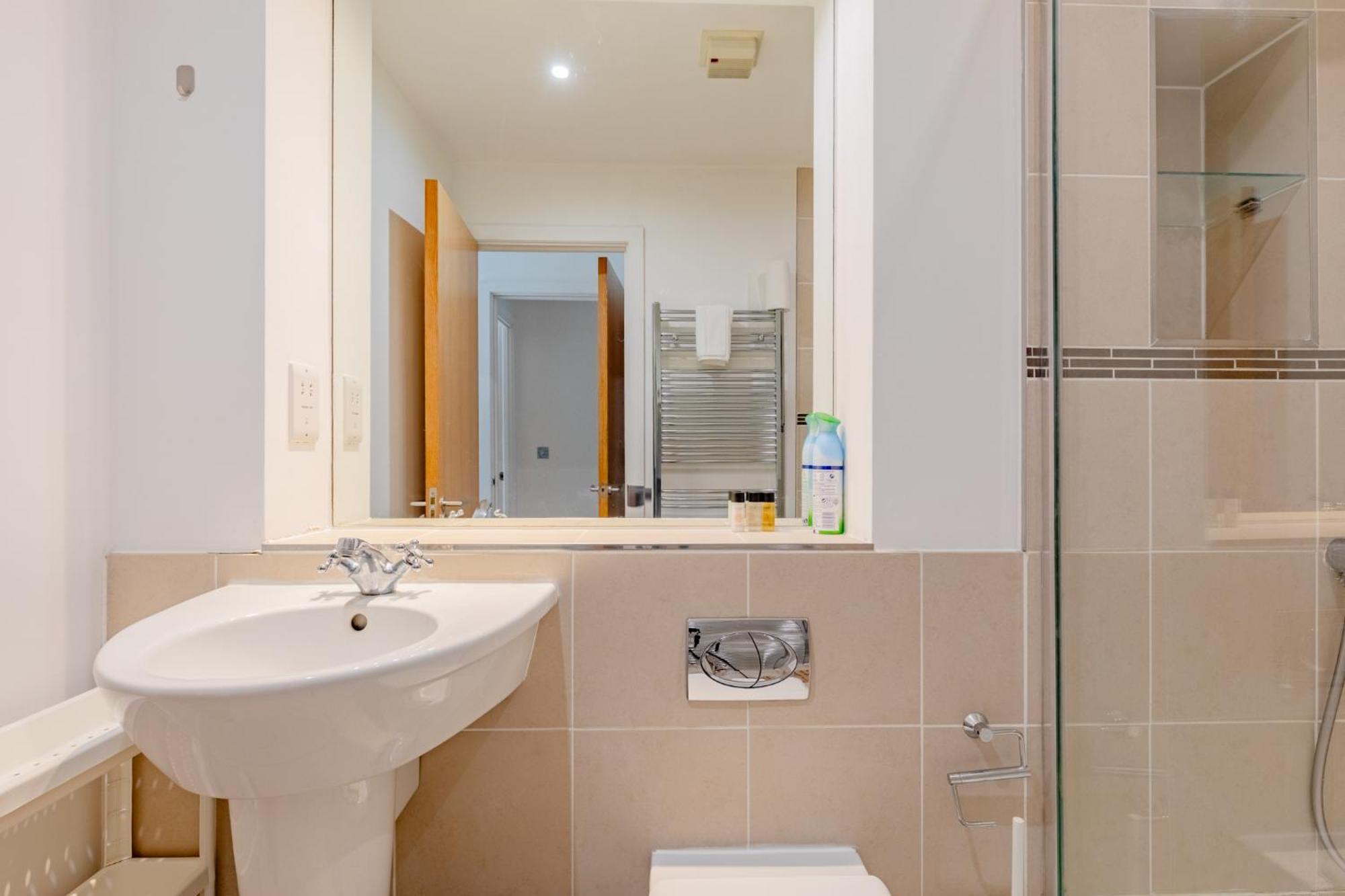 Stylish 1bd Flat In Gated Community Clapham *