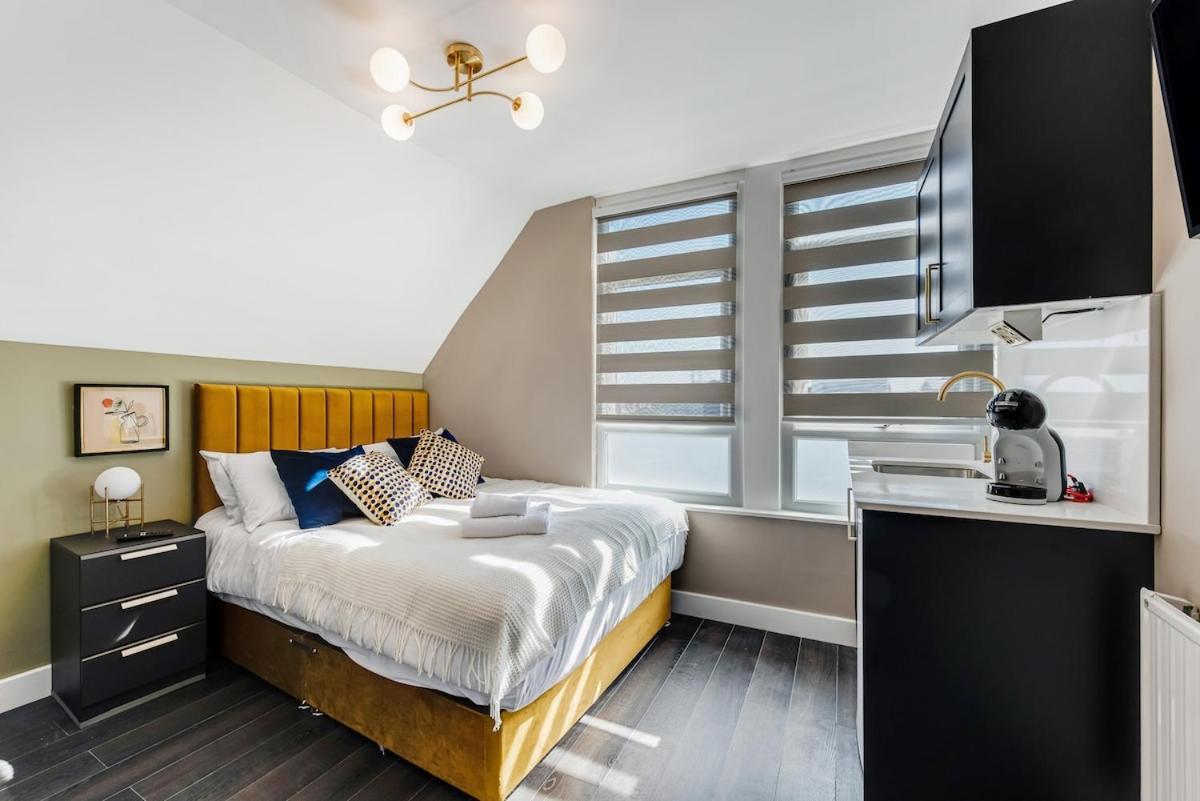 Modern In Excellent Location 8 *