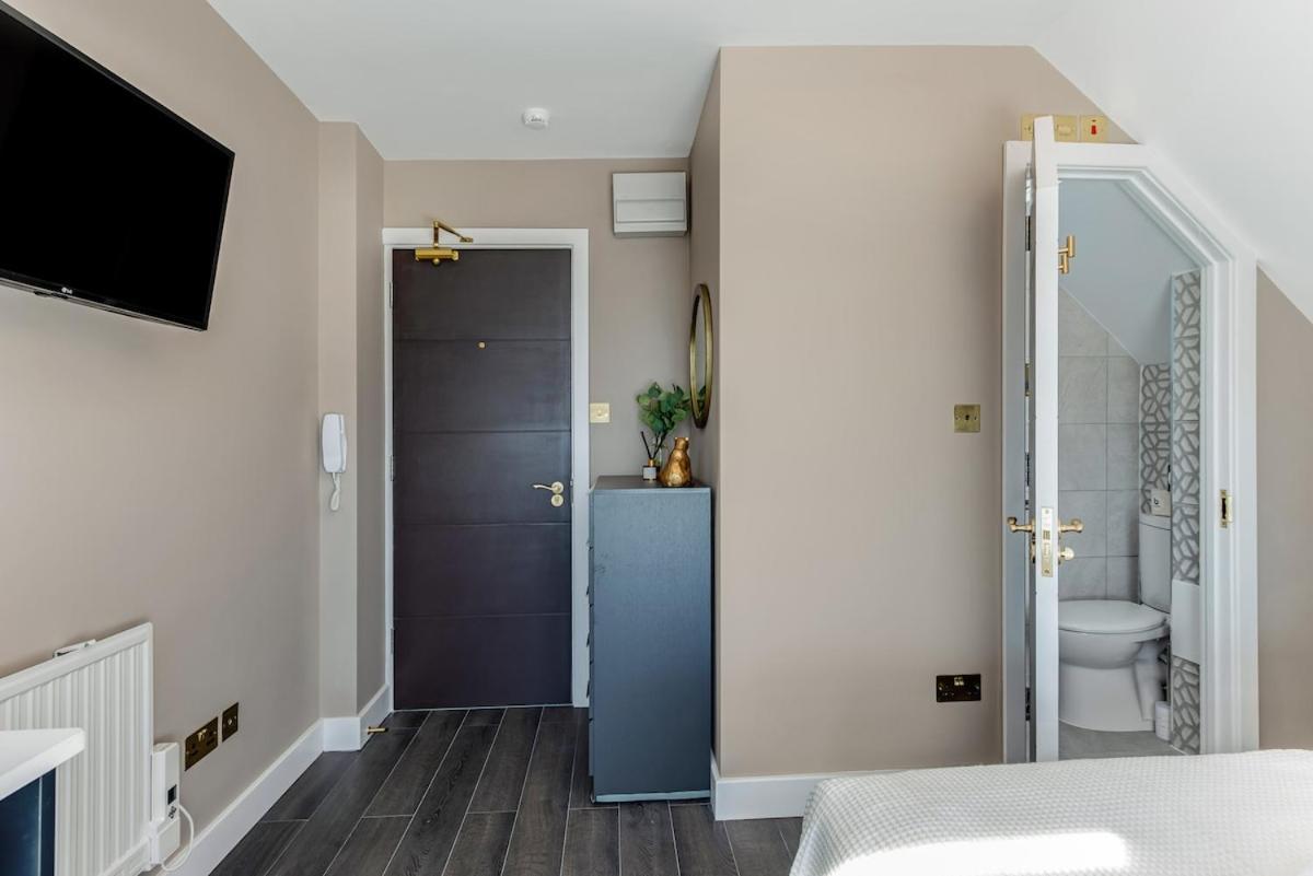 Modern In Excellent Location 8 London