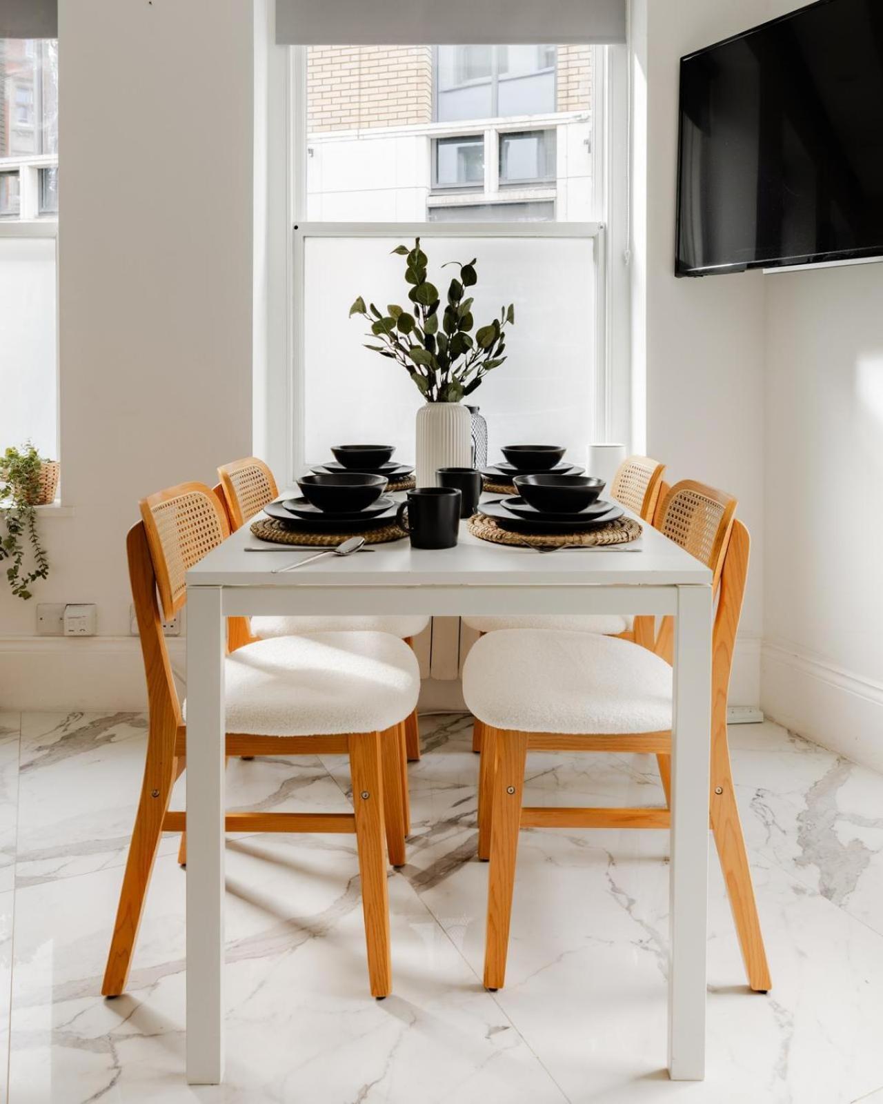 Regents Street's Superb Studios! * London