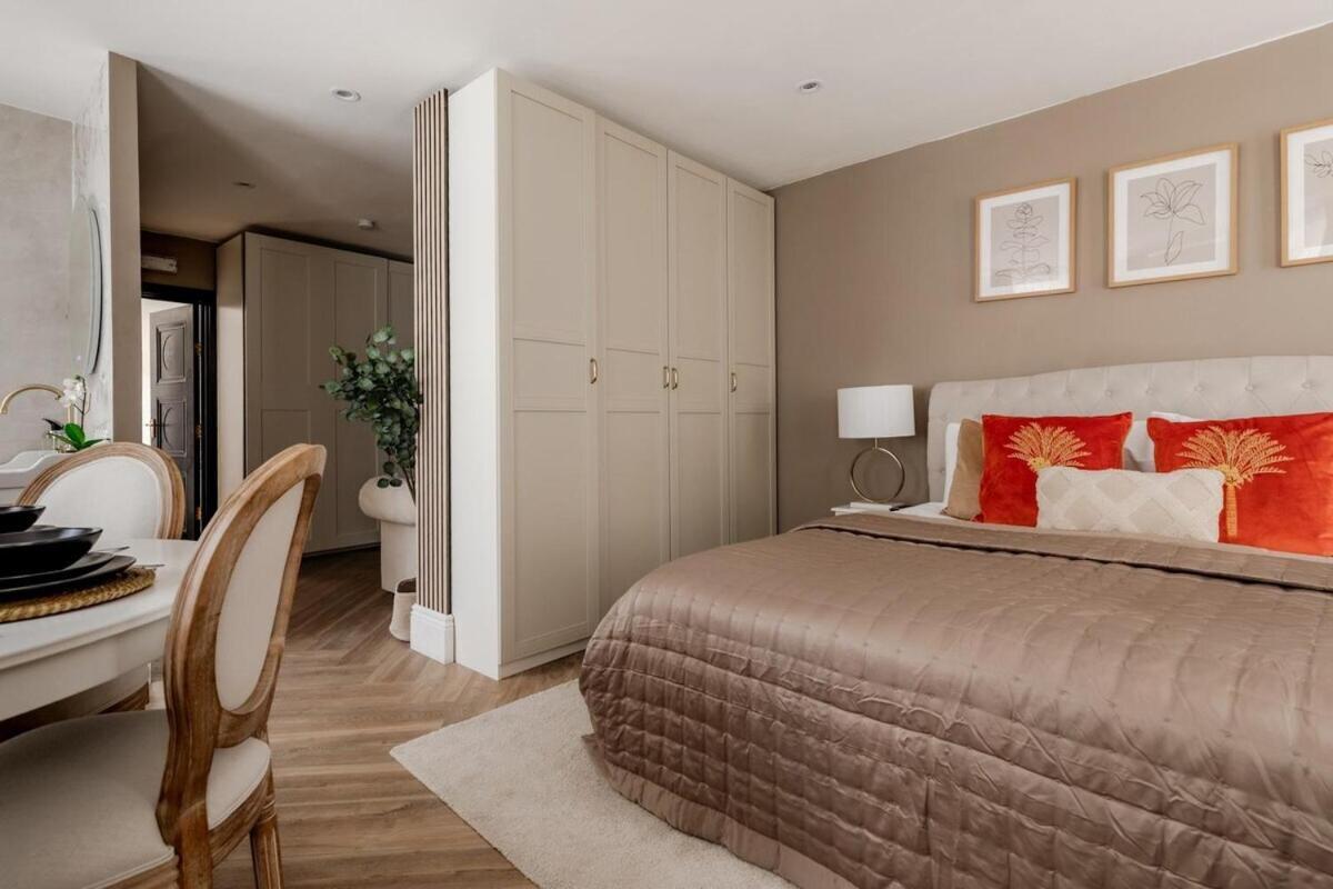 Regents Street's Superb Studios! Apartment London