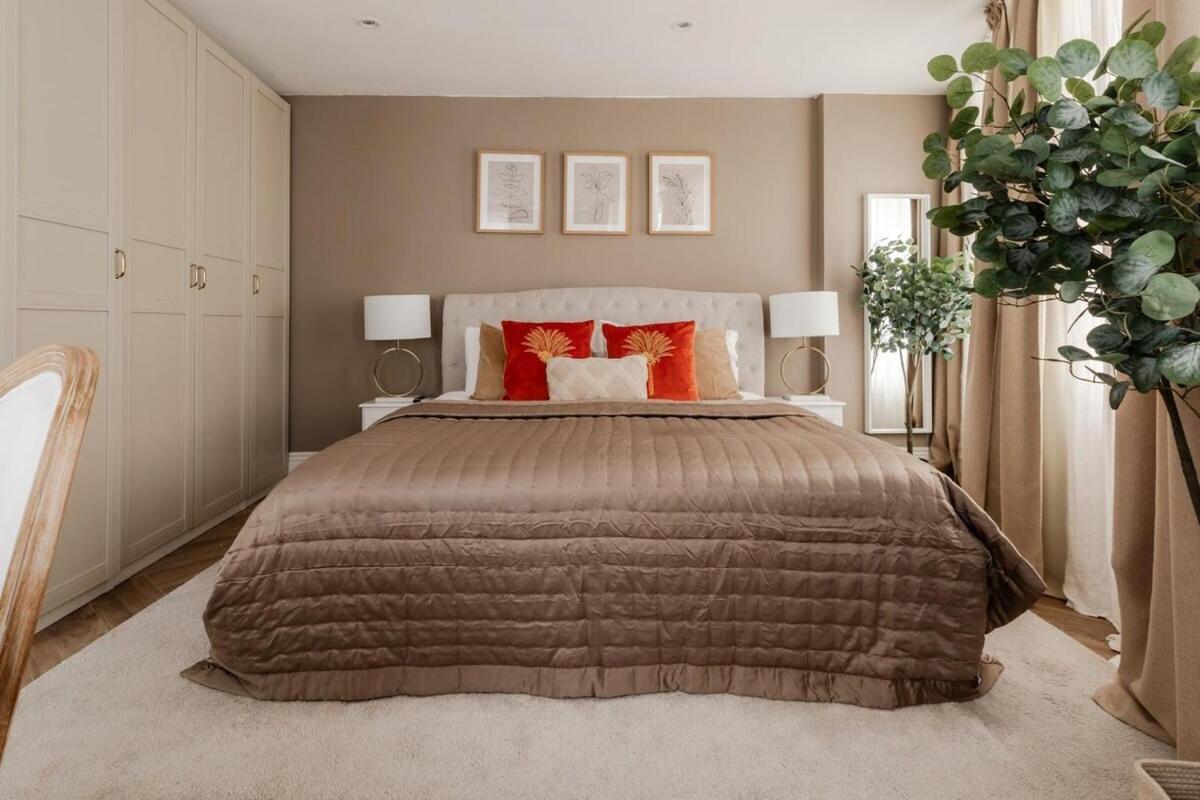 Regents Street's Superb Studios!