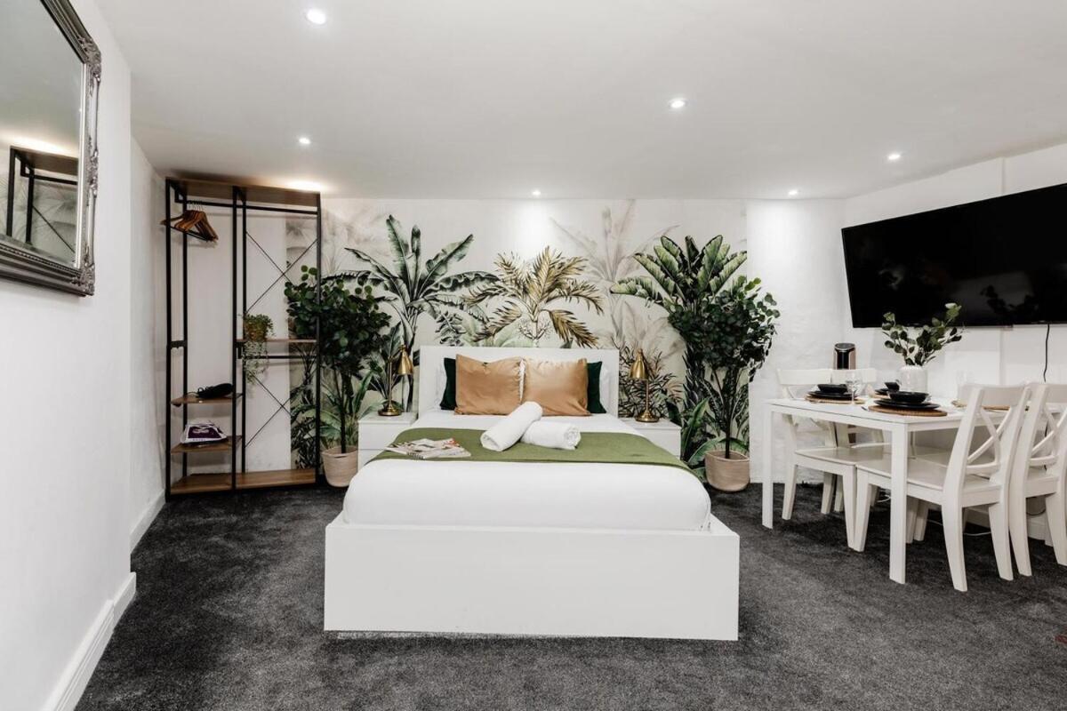 Regents Street's Superb Studios! Apartment *