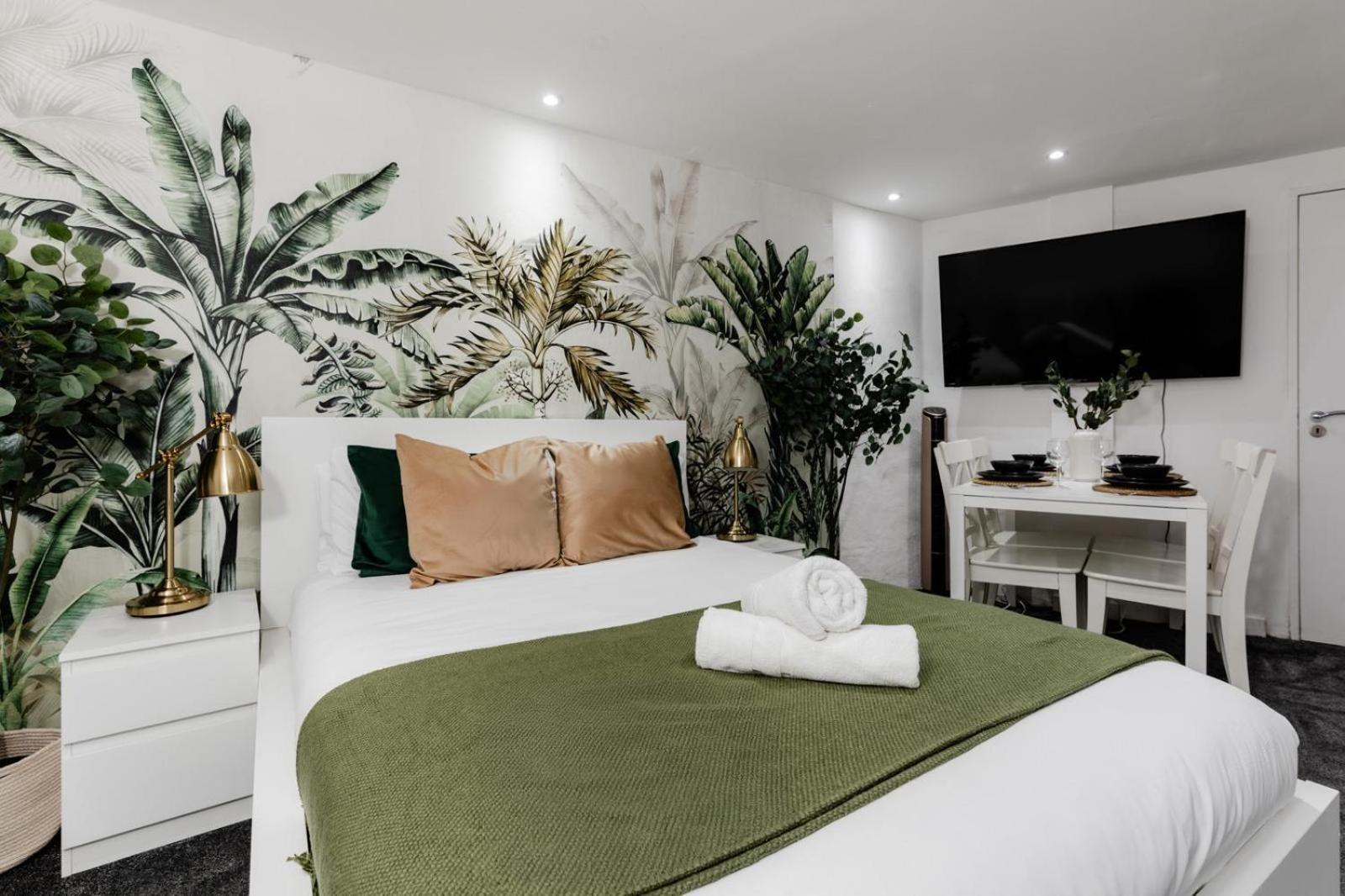 Regents Street's Superb Studios! *