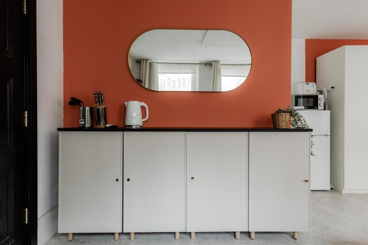 Regents Street's Superb Studios! Apartment