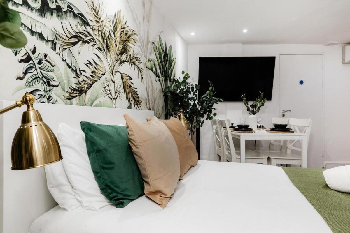Regents Street's Superb Studios! Apartment *