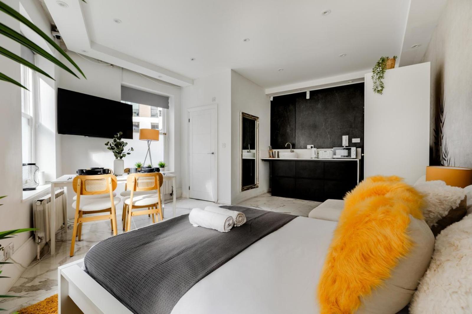 Regents Street's Superb Studios! Apartment