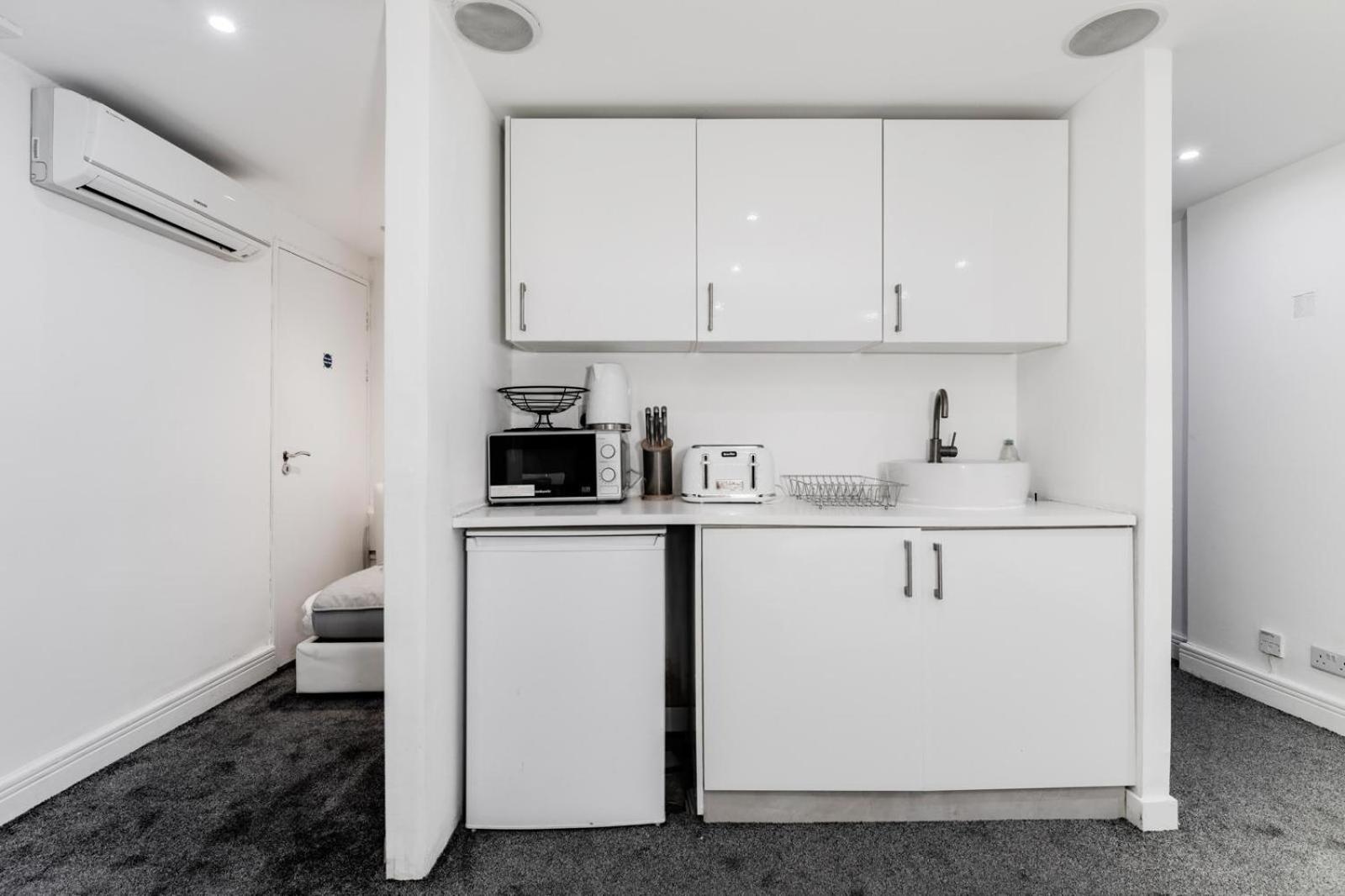 Regents Street's Superb Studios! Apartment *