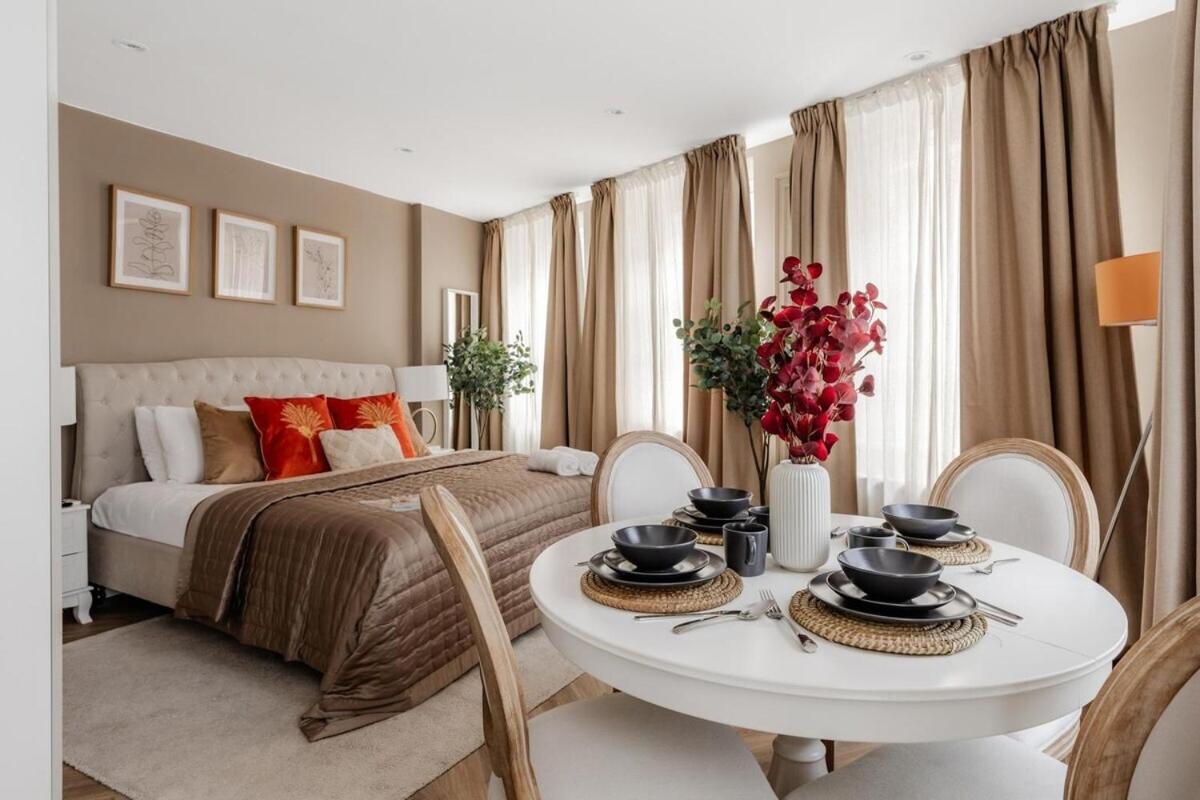 Apartment Regents Street's Superb Studios! London