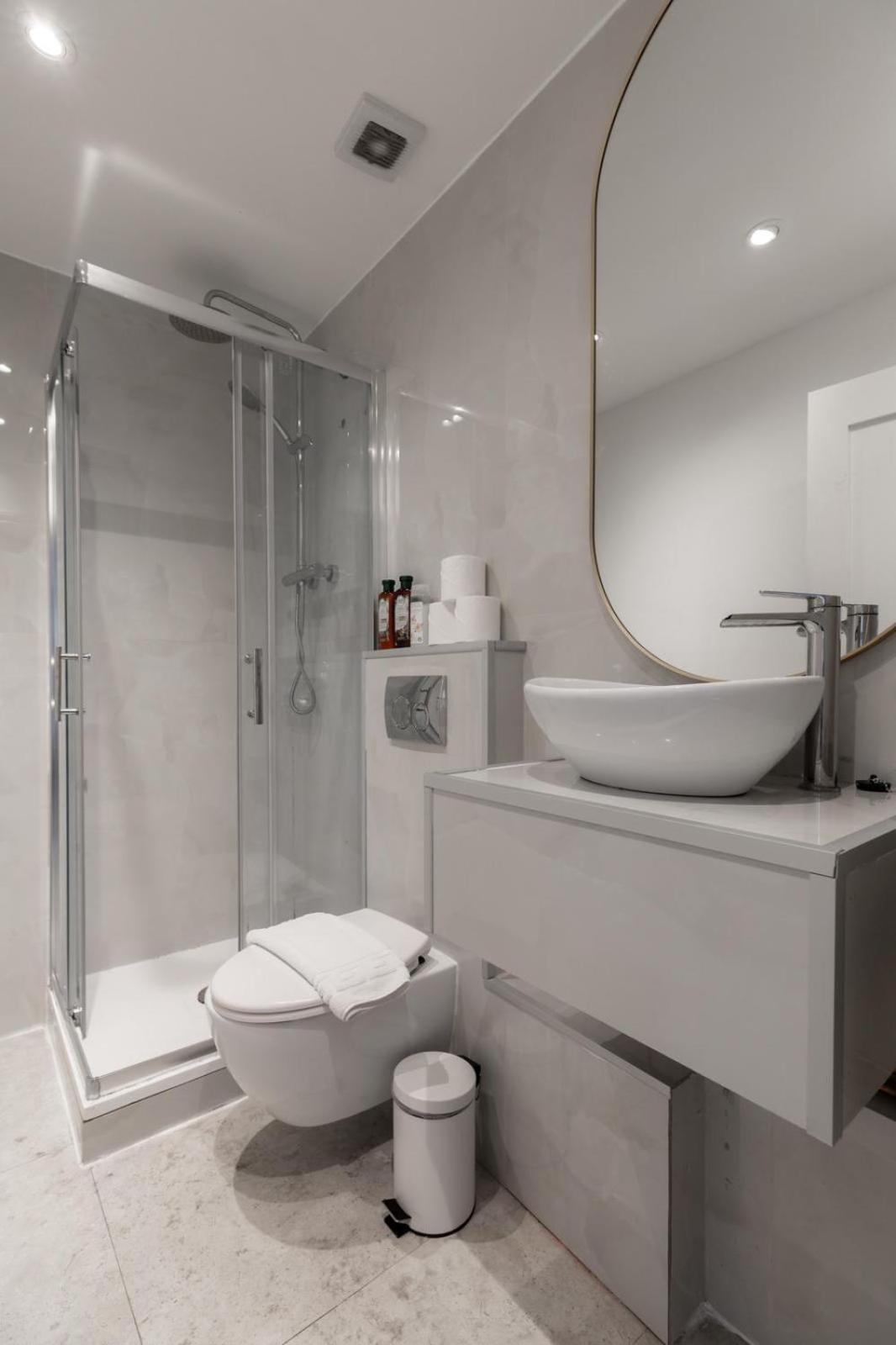 Regents Street's Superb Studios! *