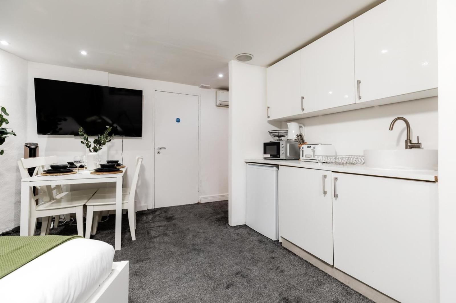 Regents Street's Superb Studios! Apartment *