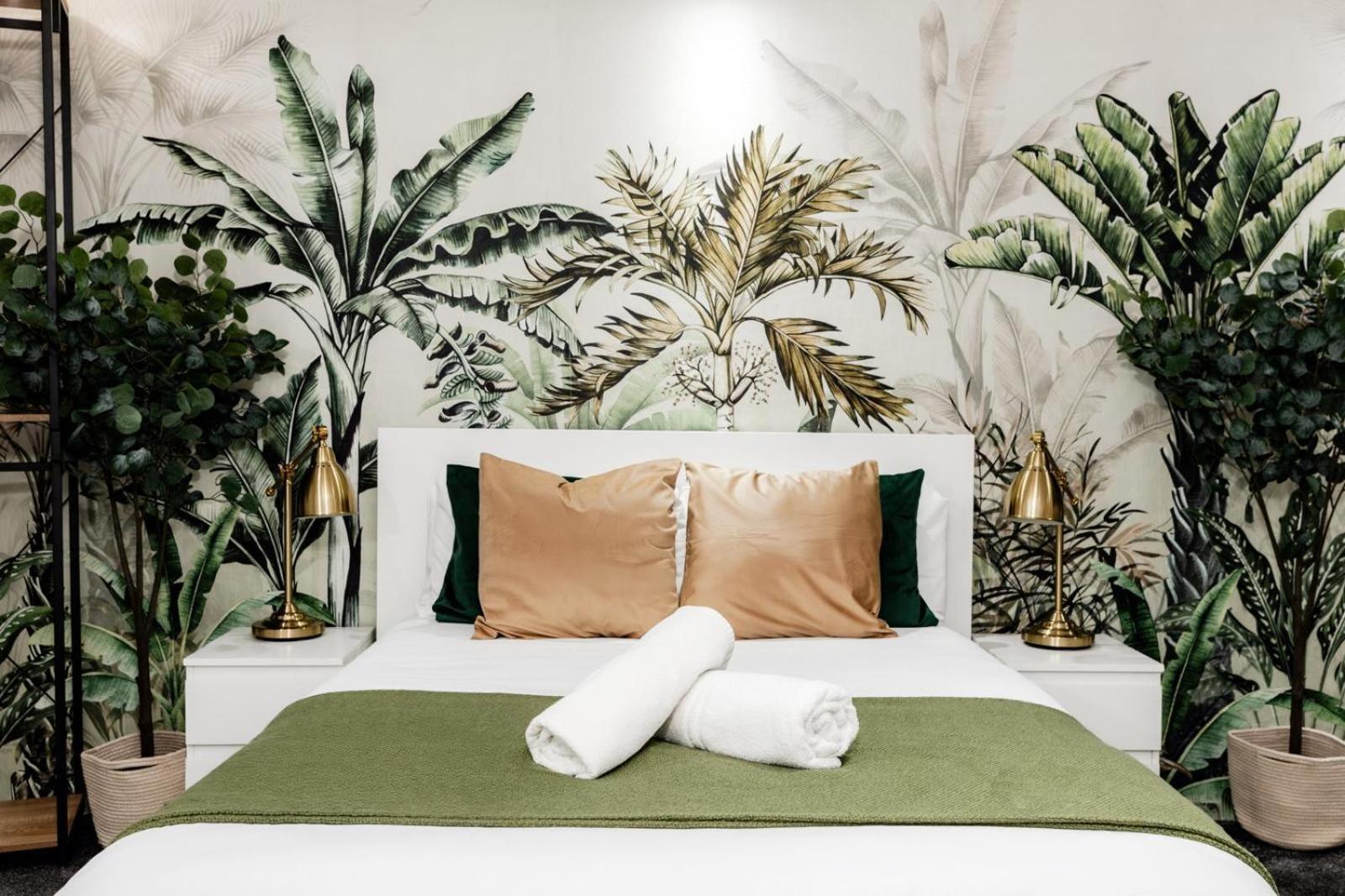 Regents Street's Superb Studios! *