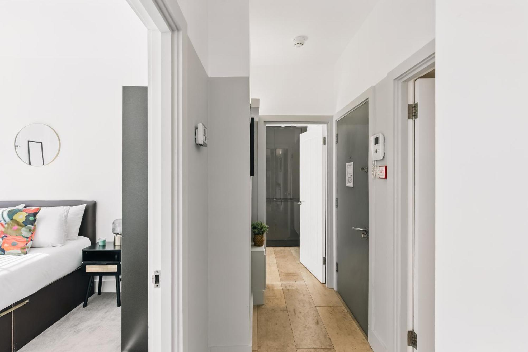 Apartment Modern 2br With Lift Access Prime Location London