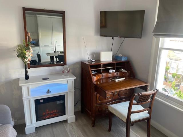 Elegant Terrace Flat C * London