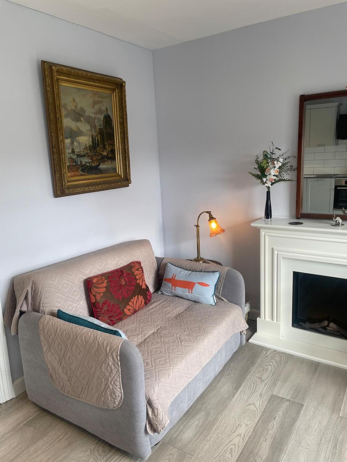 Elegant Terrace Flat C * London