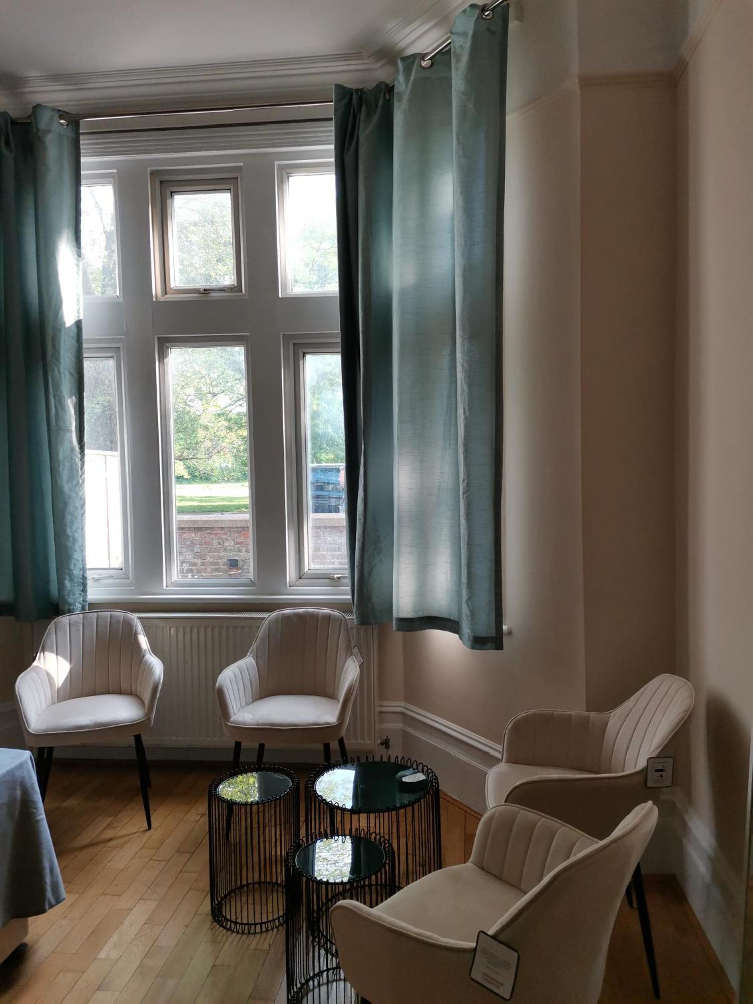 Ax 1 Bed & Breakfast London