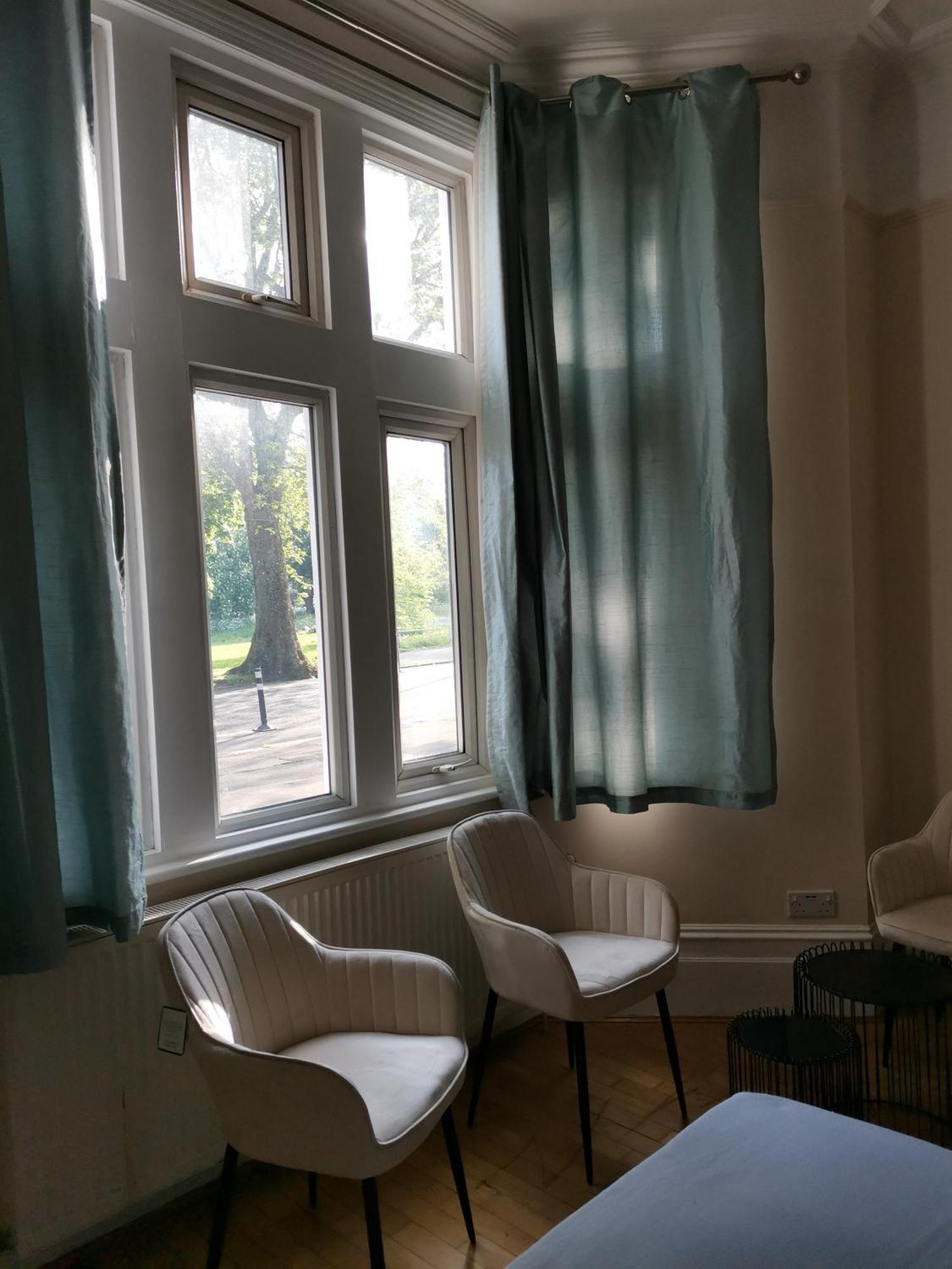 Ax 1 Bed & Breakfast London
