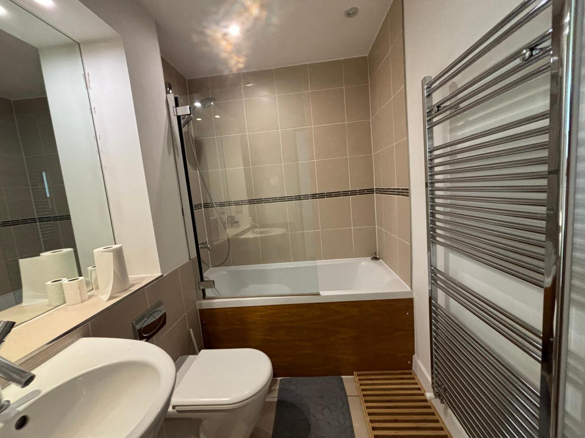 Stylish 1bd Flat In Gated Community Clapham Apartment