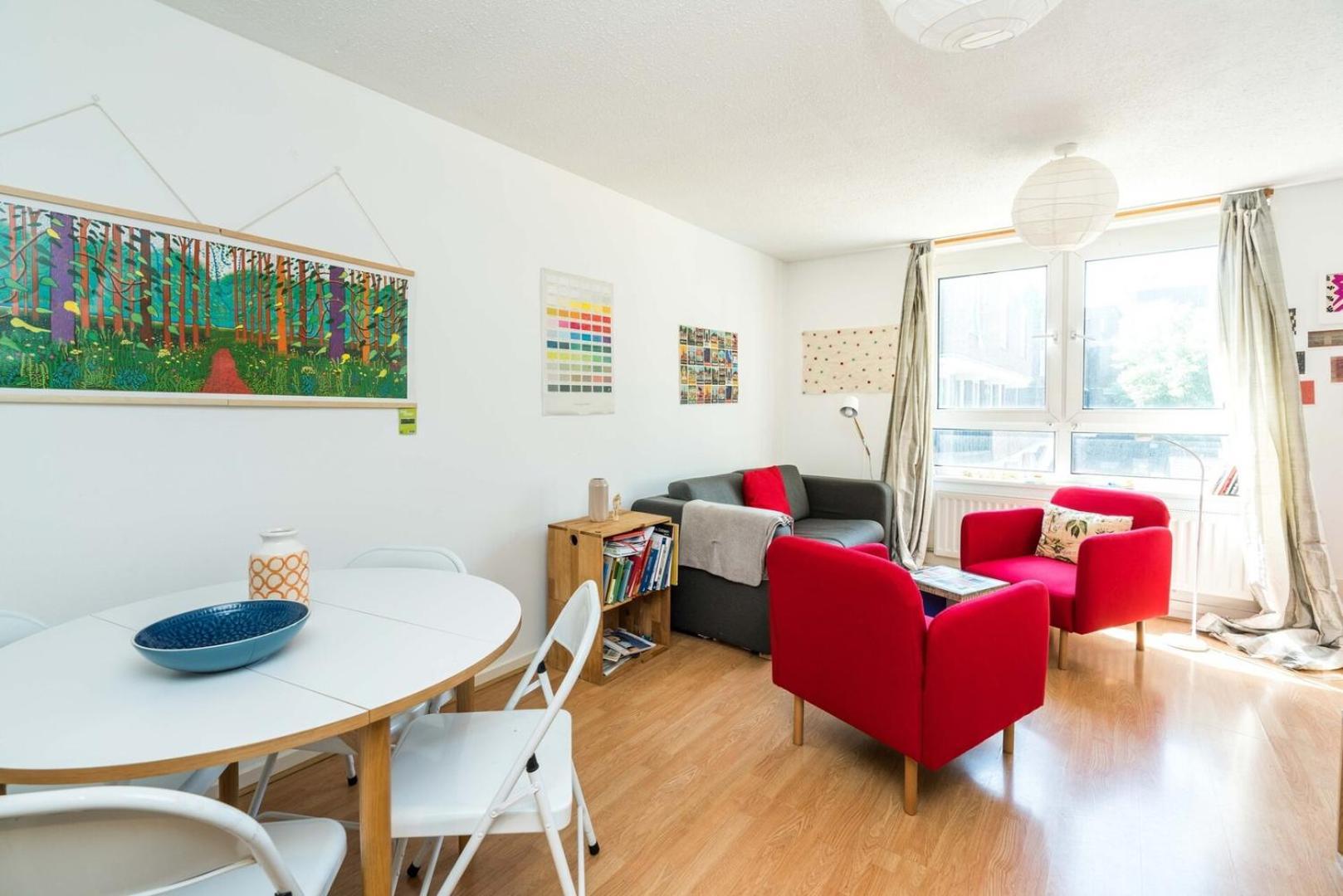 Bright & Cosy Close To *