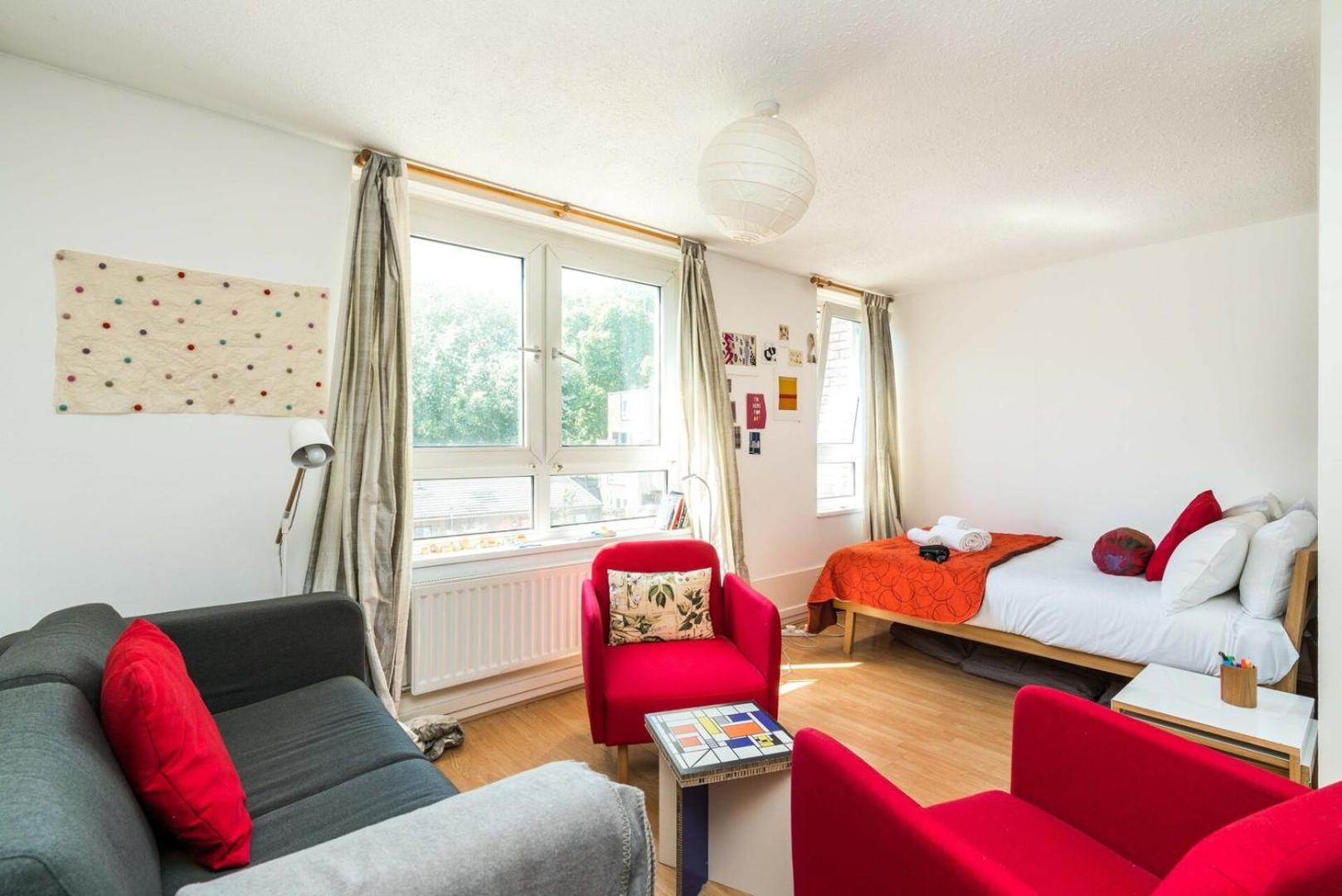 Bright & Cosy Close To Holiday home