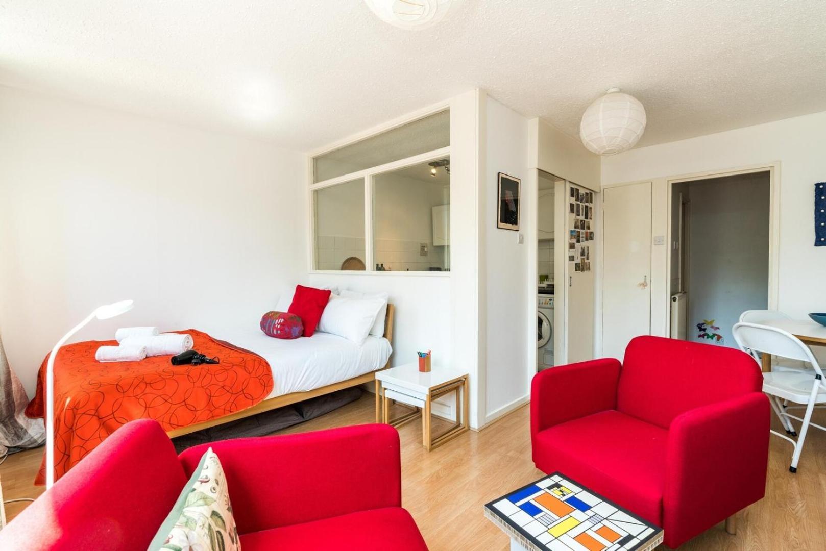 Bright & Cosy Close To Holiday home