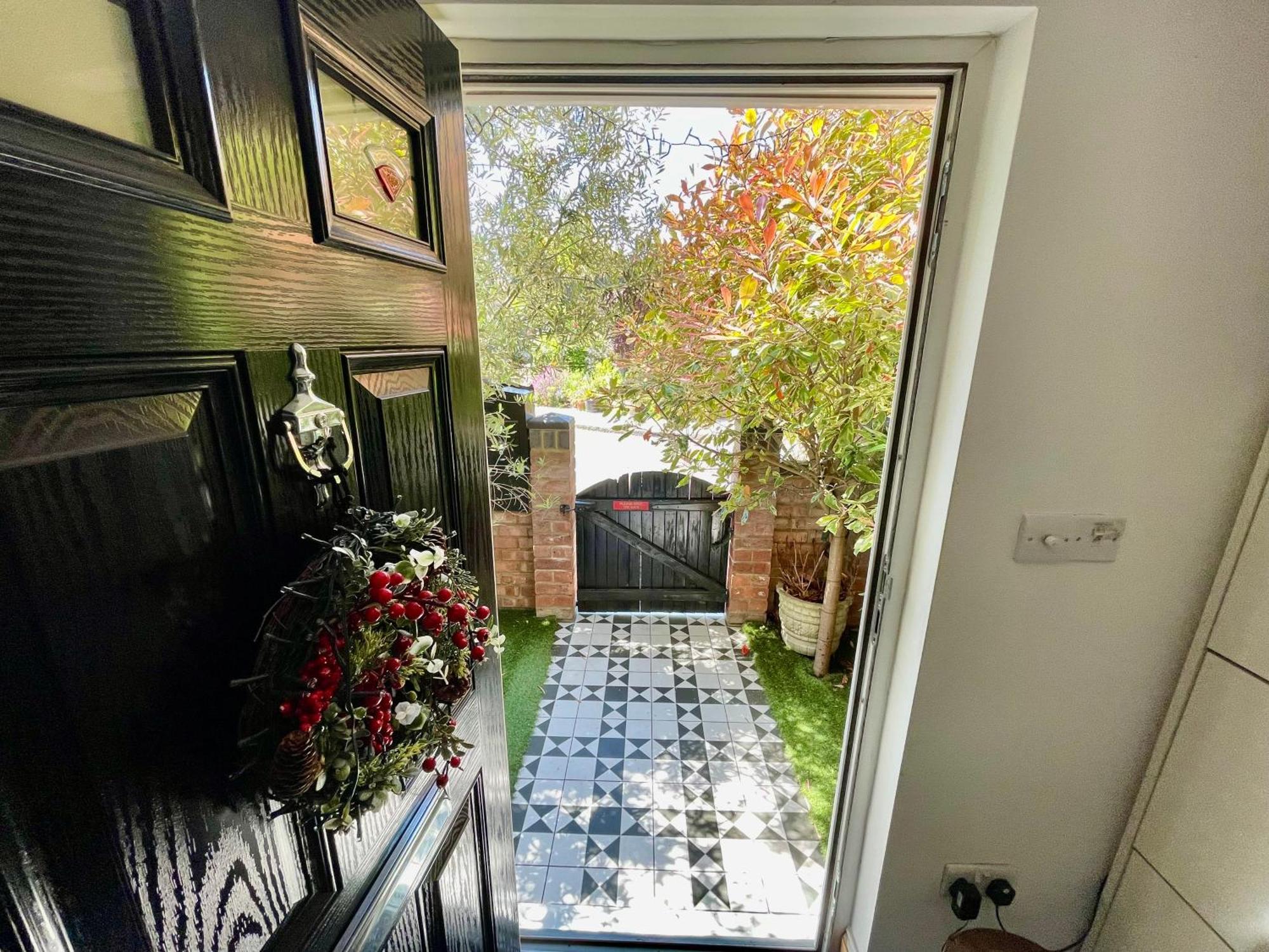 Villa Luxe Quartet: Spacious 4-bed Retreat Near Elizabeth Line London