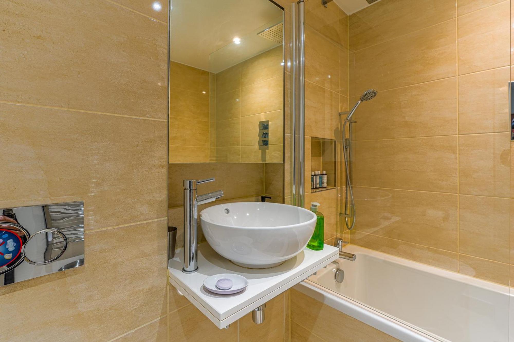 Peaceful 1br In Ariana Apartment London