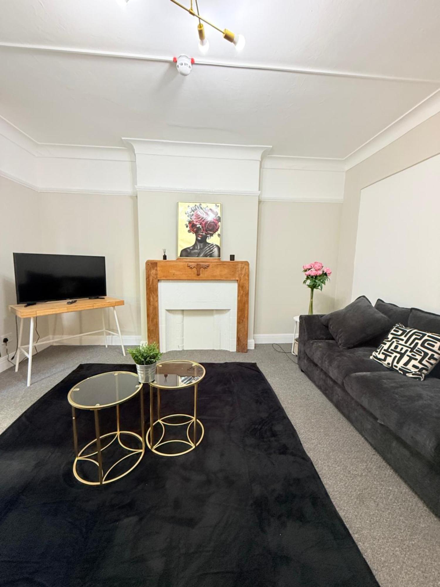 Spacious 5-bedroom House Close To Station Holiday home London