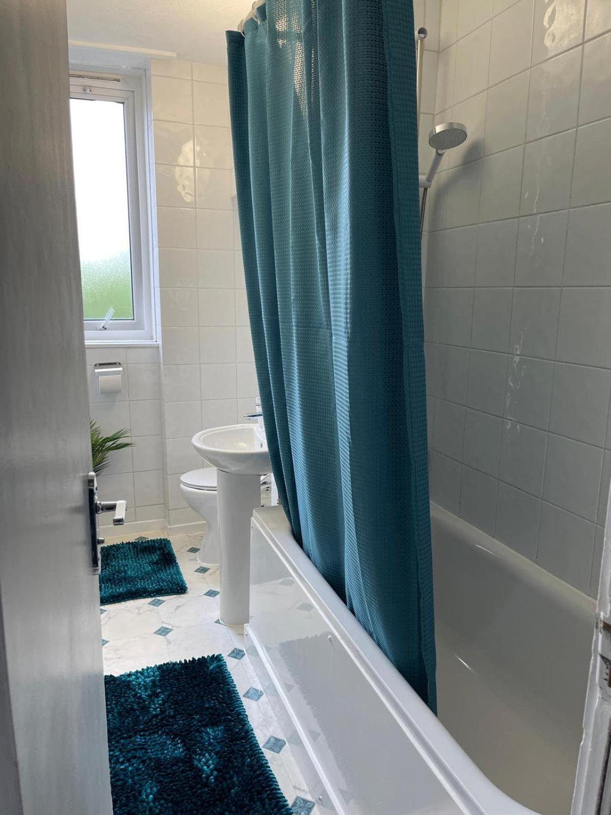 Apartamento New, Refurbished Modern & Spacious 1 Bed Flat Westfield Shepherd's Bush Free Wi-fi Super King Bed *