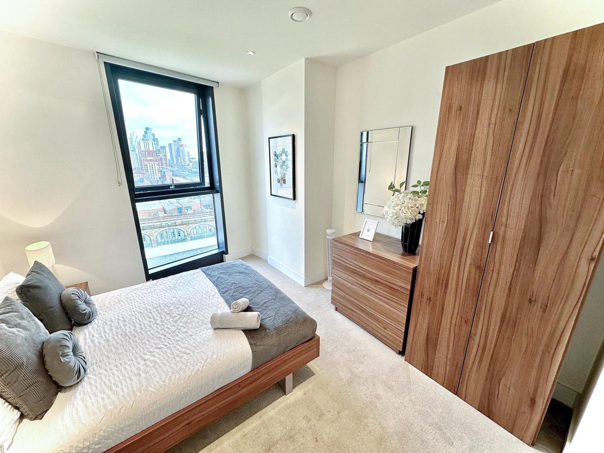 Elegant 3-bedroom Penthouse With A Private Terrace, Lift Access, And Free Wi-fi, Located In Battersea, Nine Elms * Londen