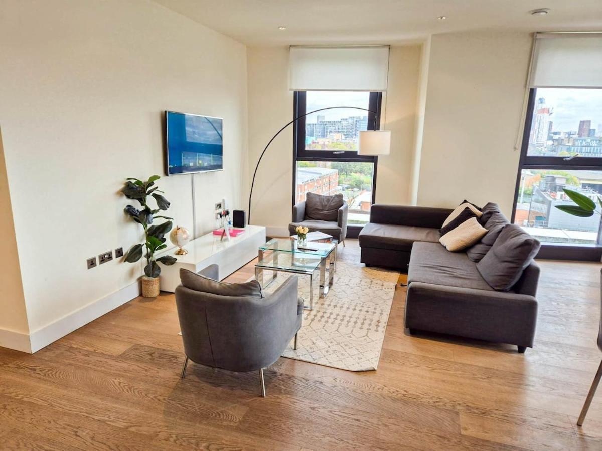 Elegant 3-bedroom Penthouse With A Private Terrace, Lift Access, And Free Wi-fi, Located In Battersea, Nine Elms Appartement