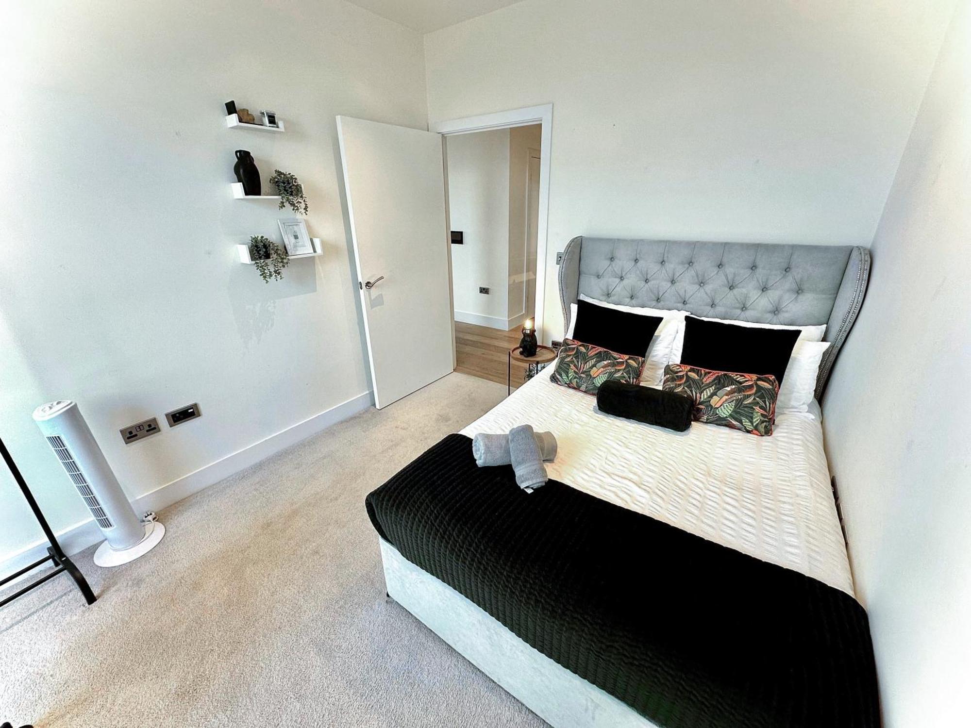 Appartement Elegant 3-bedroom Penthouse With A Private Terrace, Lift Access, And Free Wi-fi, Located In Battersea, Nine Elms