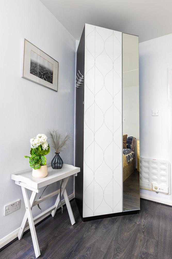 Ldn 2bd Near Bridge *