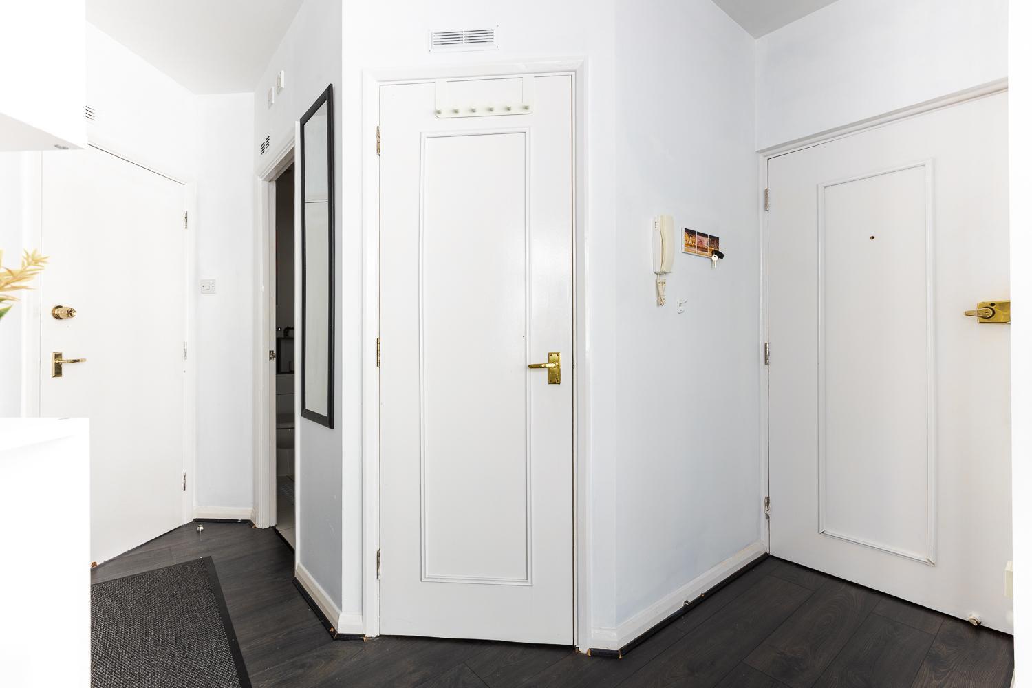 Ldn 2bd Near Bridge