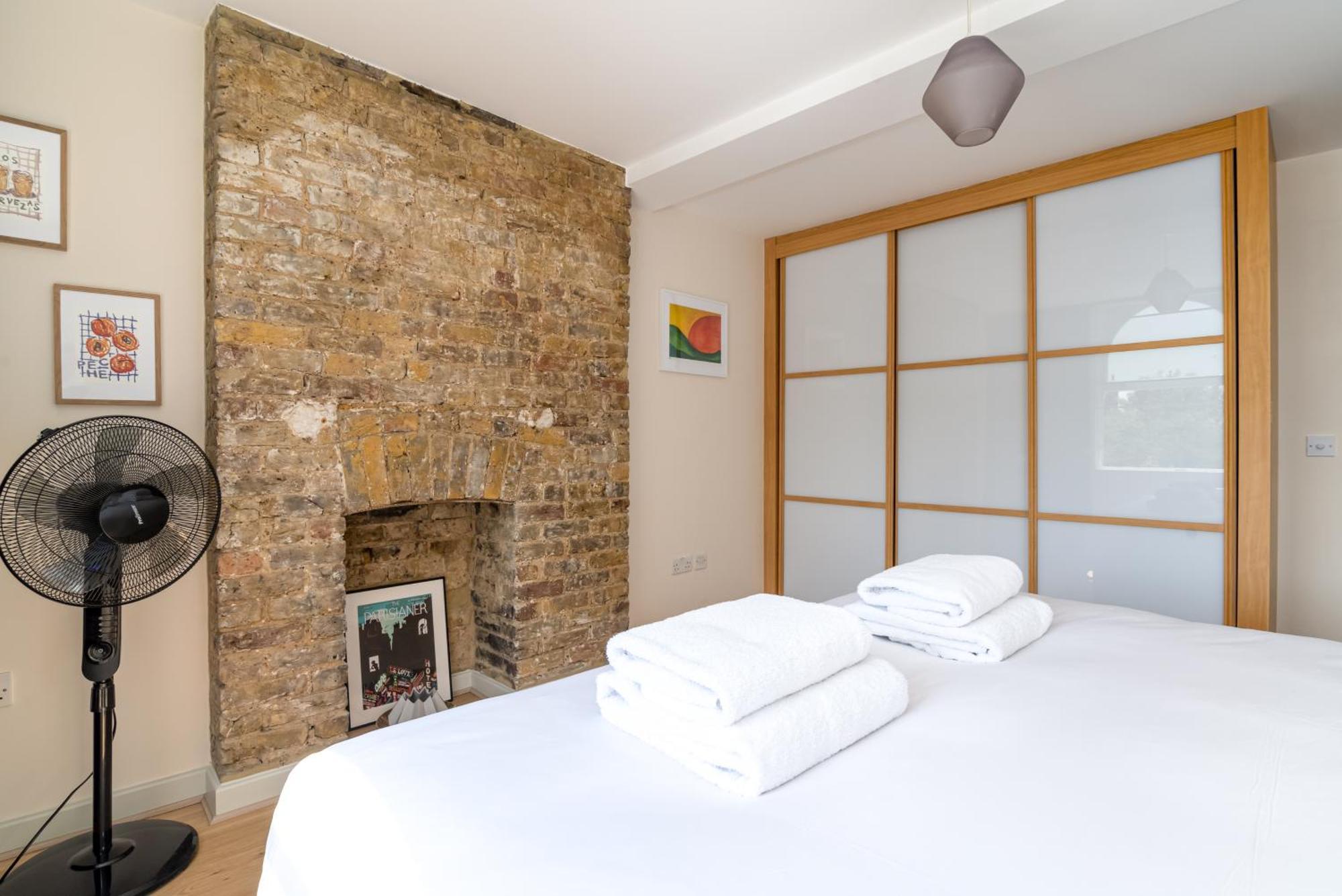 2 Bedroom In Bridge Apartment London