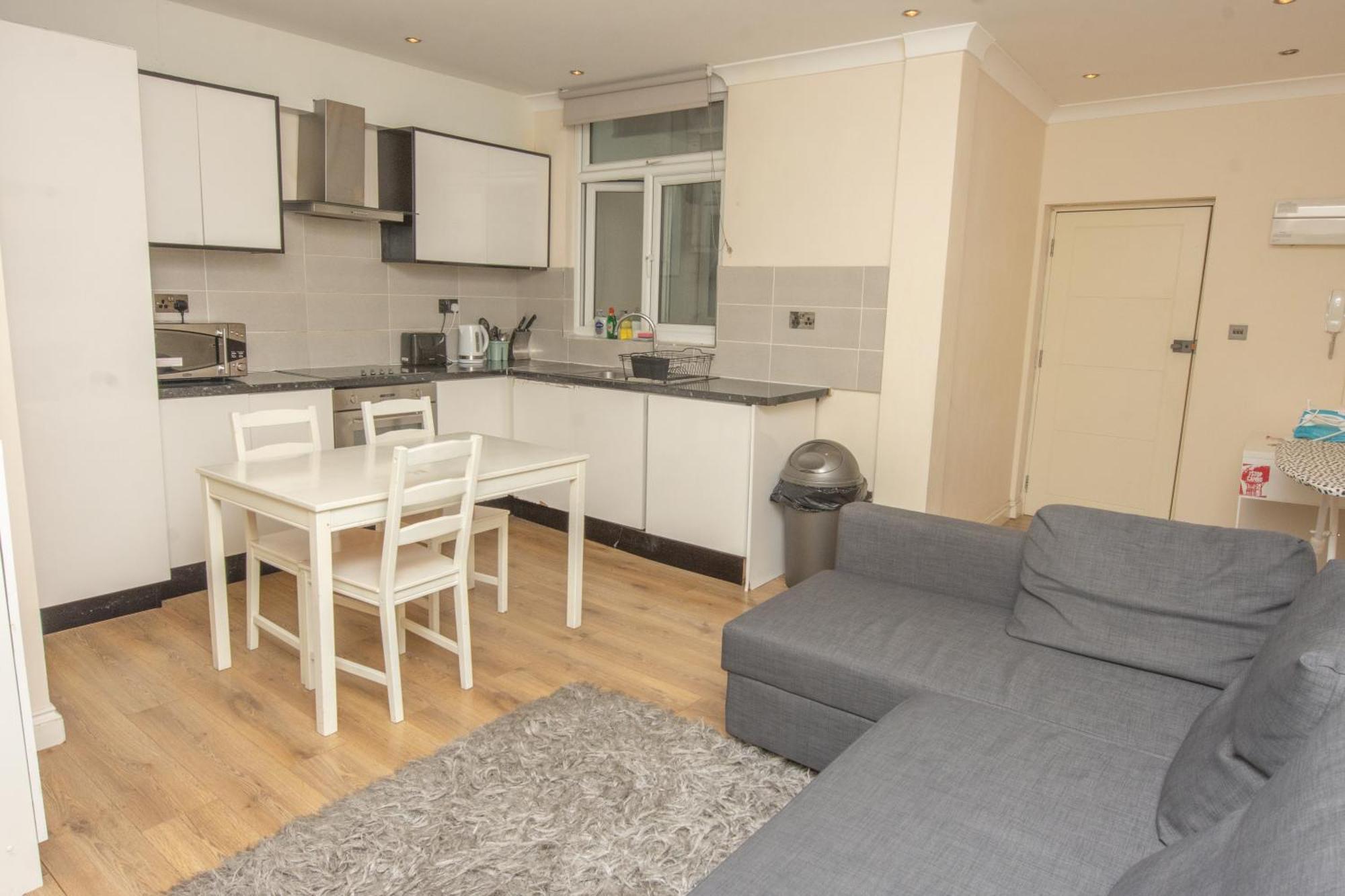 Evergreen Apartments- Flat 2 Apartment