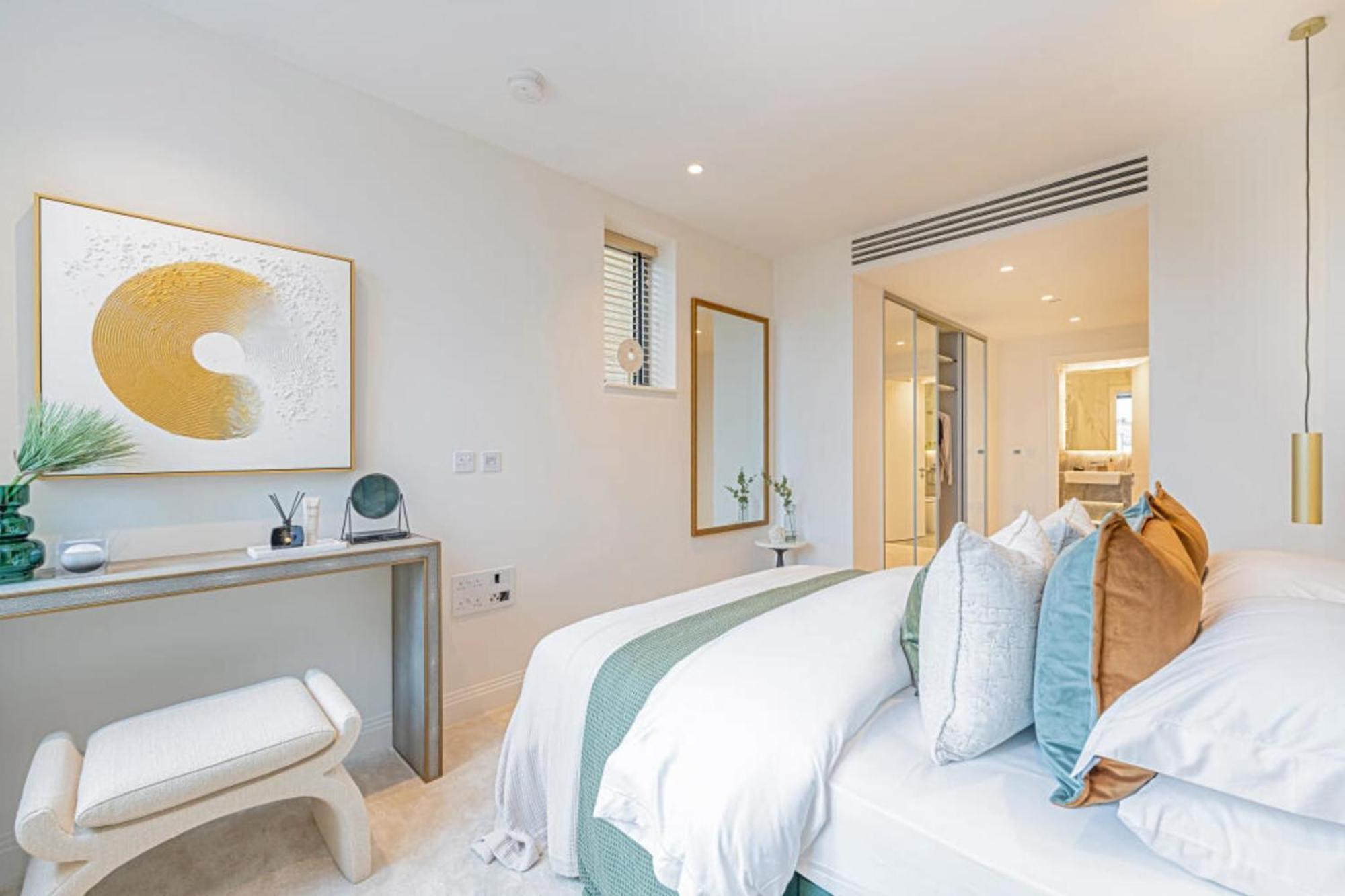 Apartment Luxury Waterfront Two Bedroom - 708 London