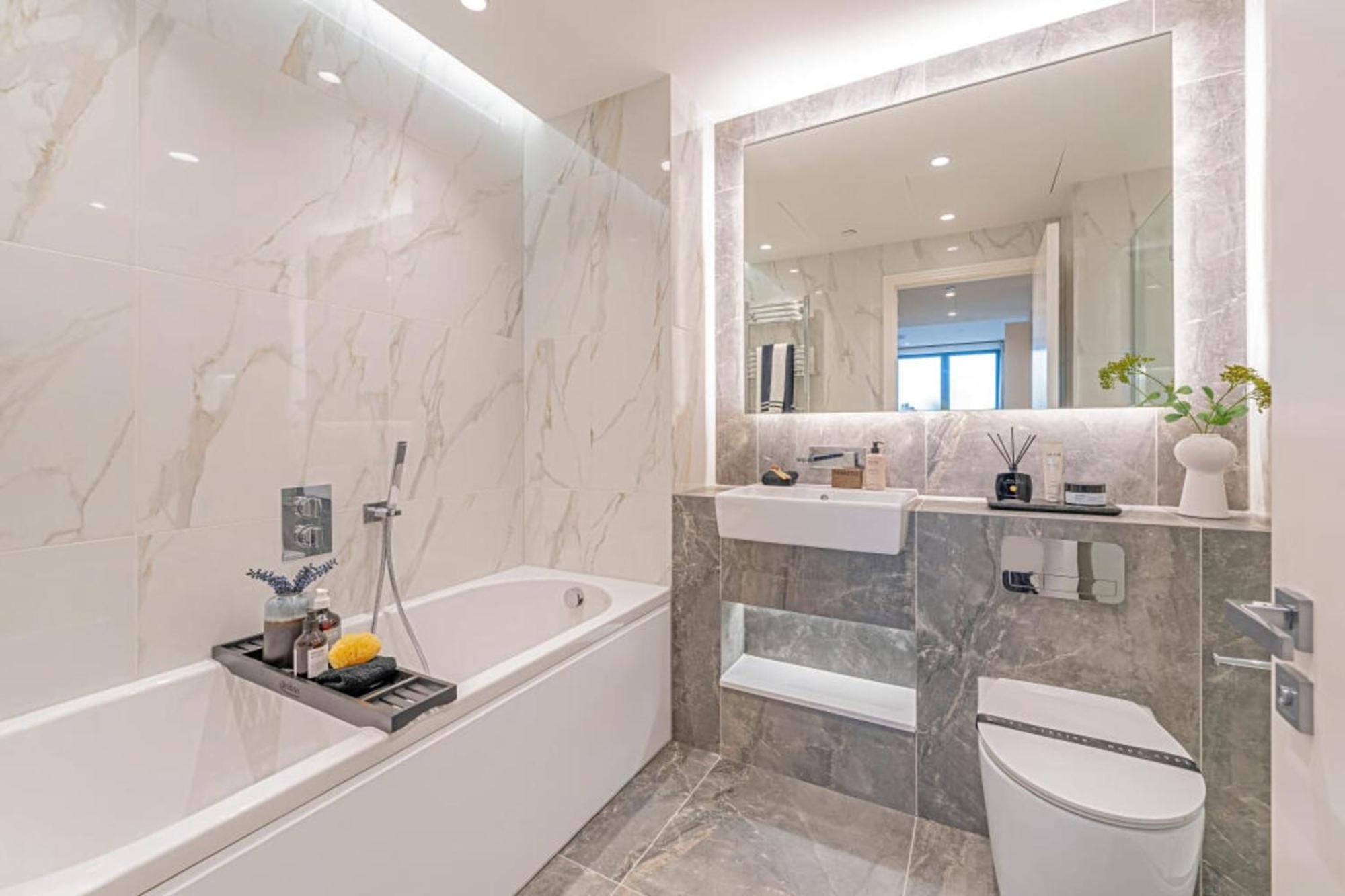 Luxury Waterfront Two Bedroom - 708 Apartment