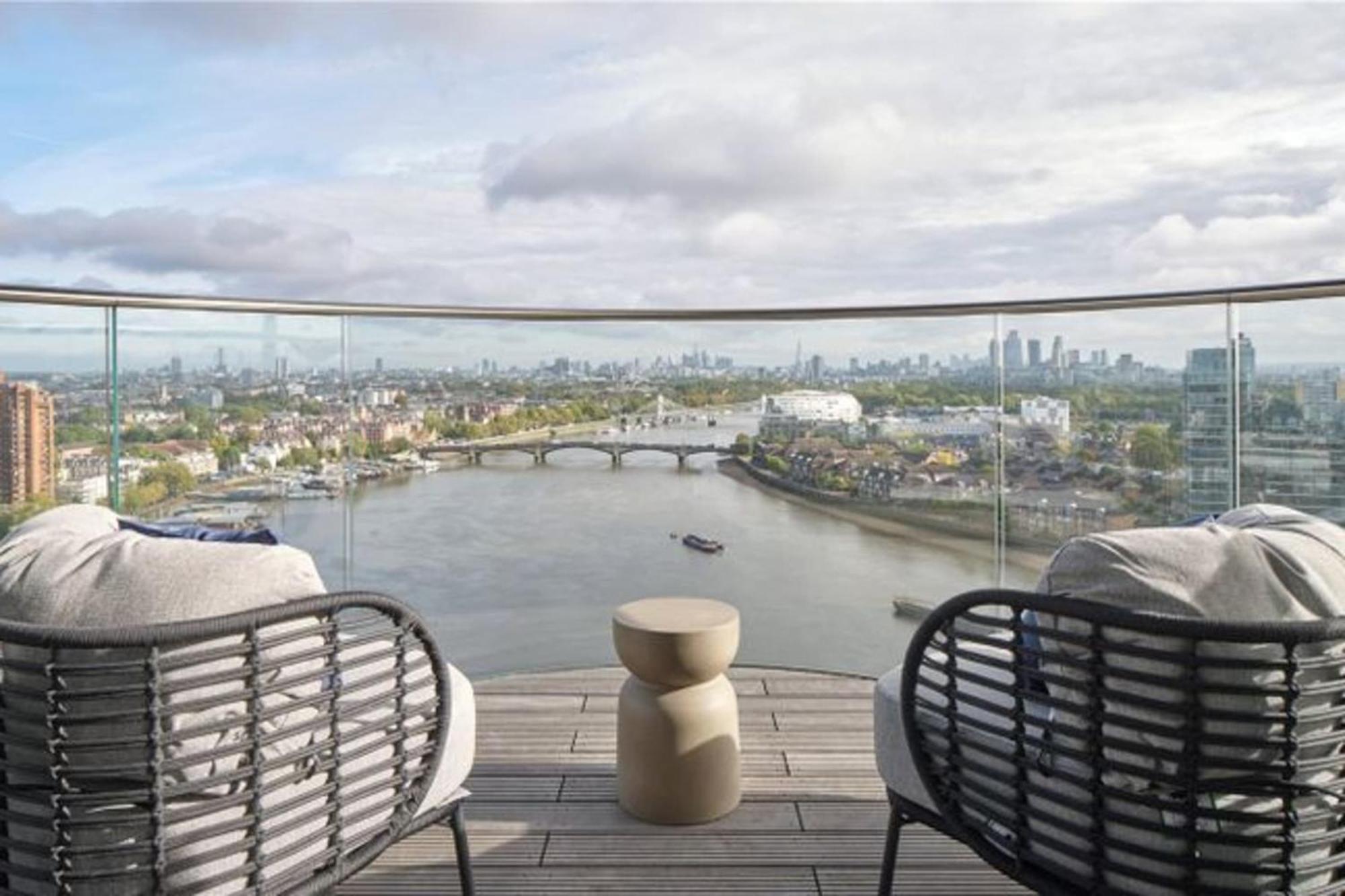Beautiful Four Bedroom Penthouse Over Looking The River Thames Apartment London