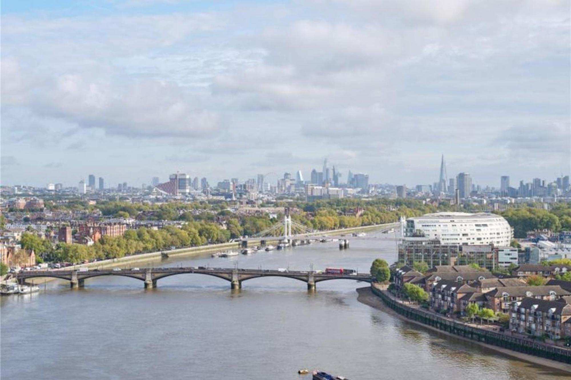 Beautiful Four Bedroom Penthouse Over Looking The River Thames * London