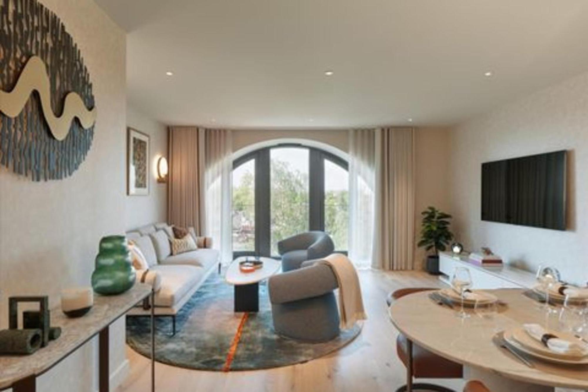Exclusive Waterfront Spacious Two Bedroom - 606 * London