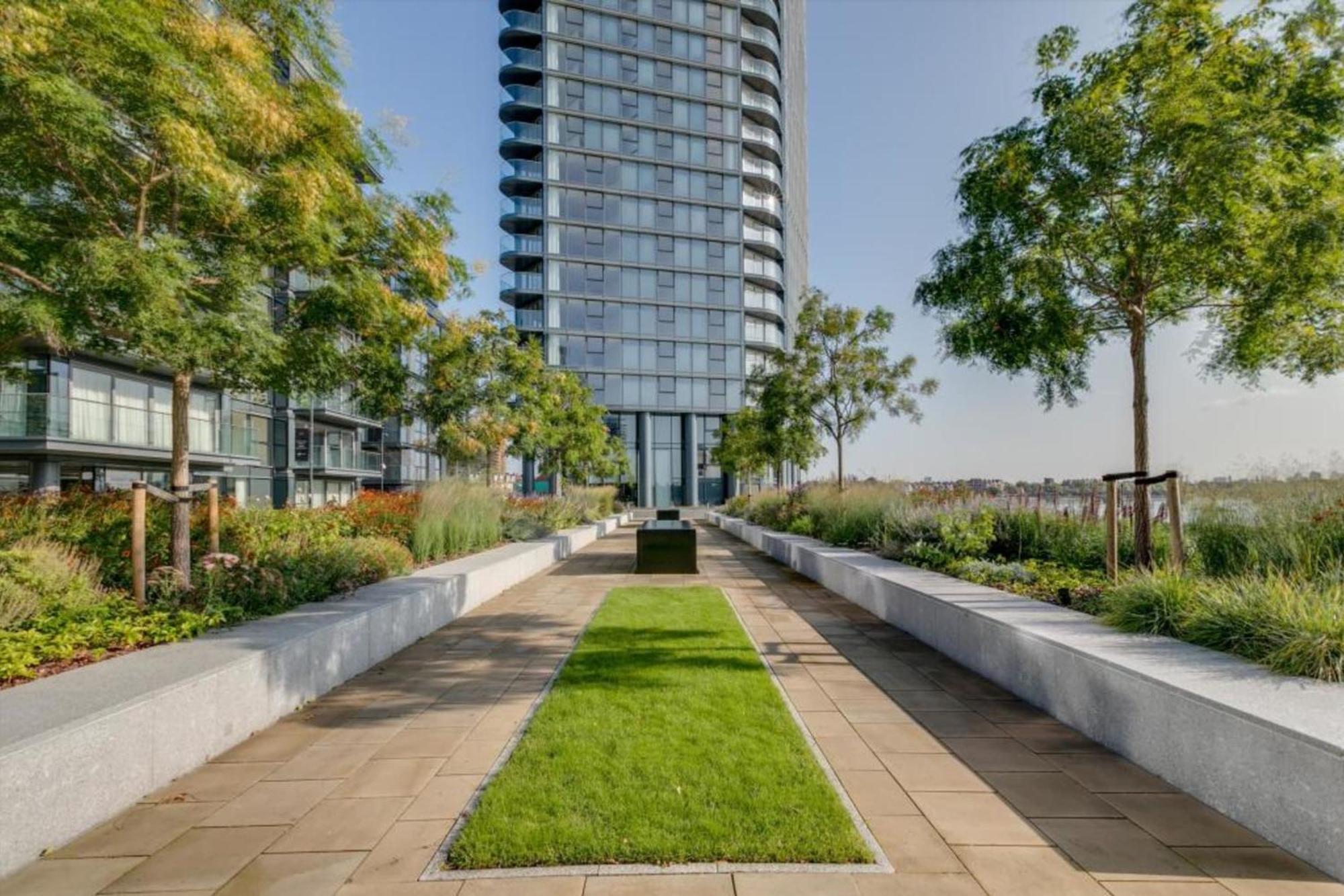 Chelsea Waterfront Stunning 3 Bedroom With Views Of River Thames *