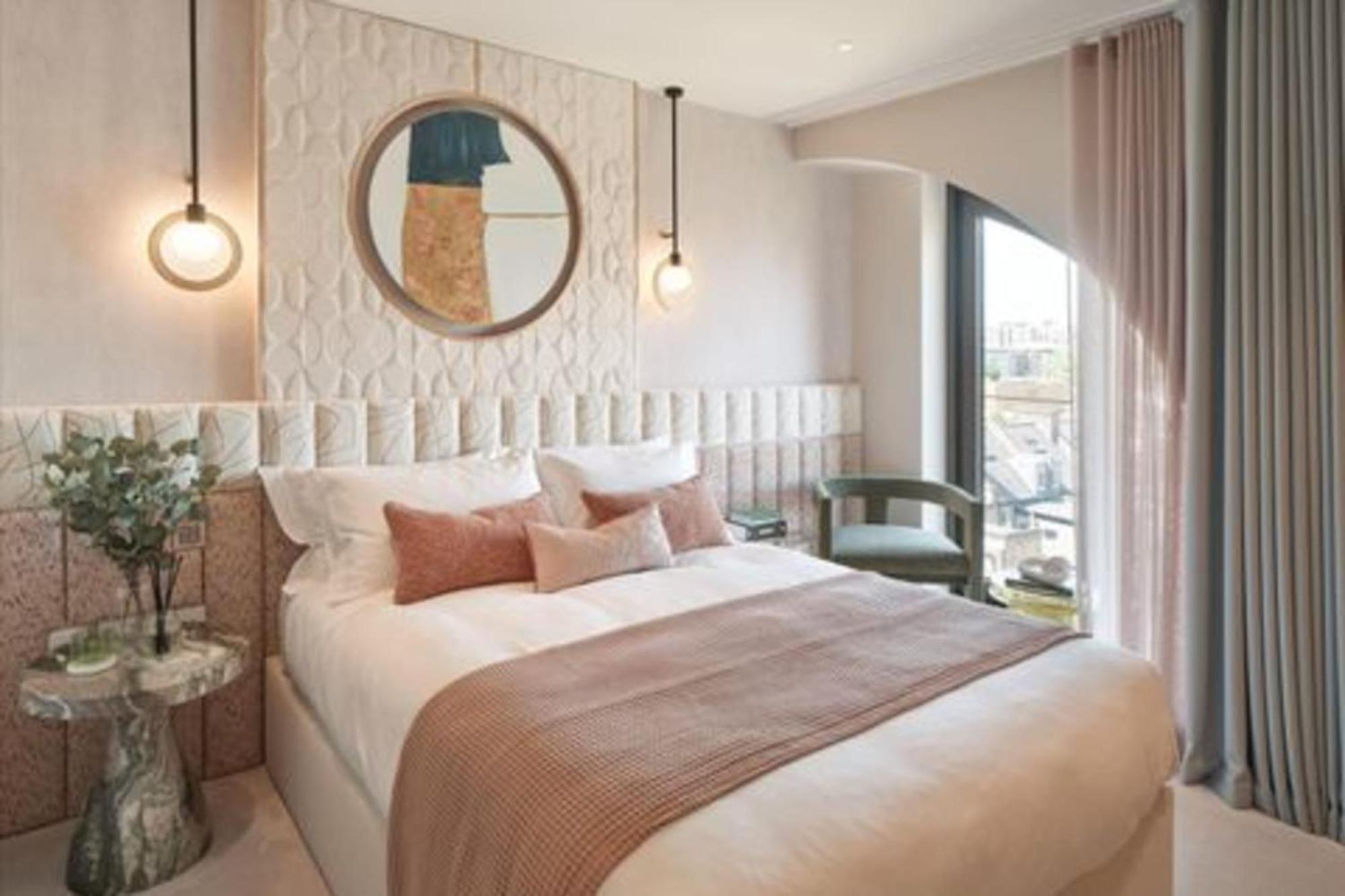 Exclusive Waterfront Spacious Two Bedroom - 606 * London