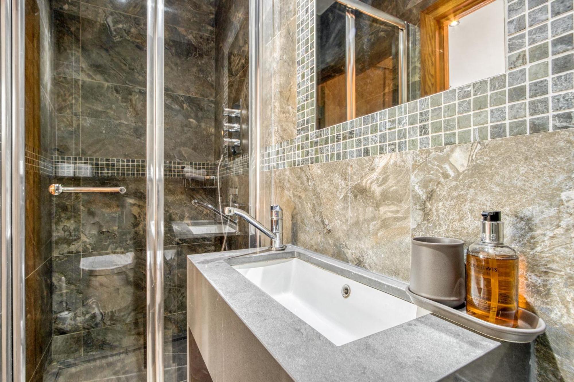 Apartment Luxe - Hyde Park - 2bed 3bath A/c + Lift