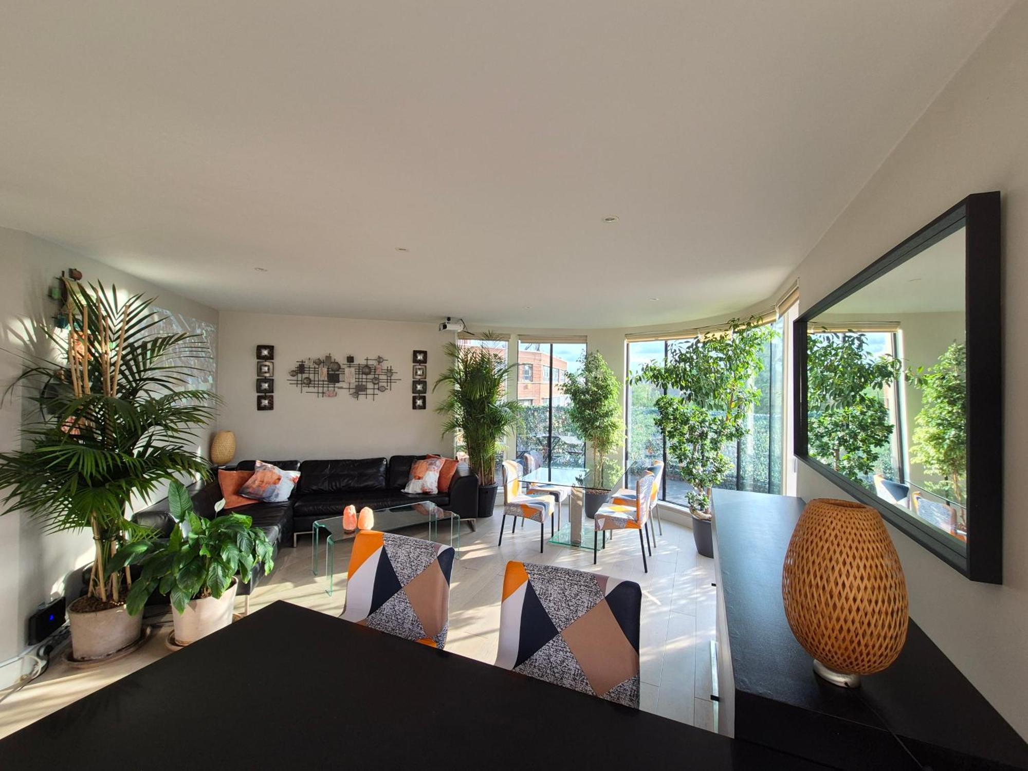 Panoramic Pondview Penthouse Apartment *