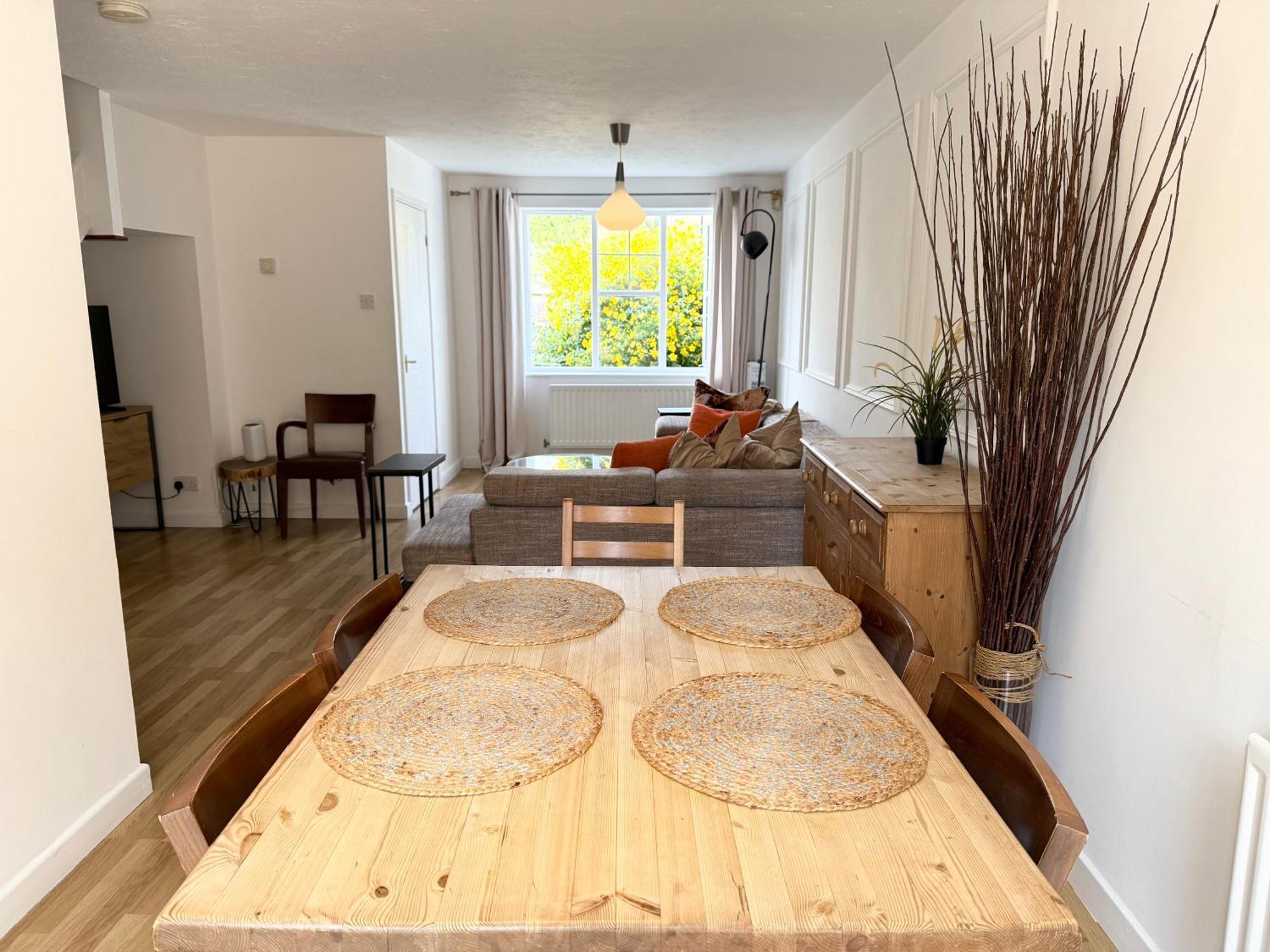 3 Bed House With Parking And Garden Near Tower Bridge
