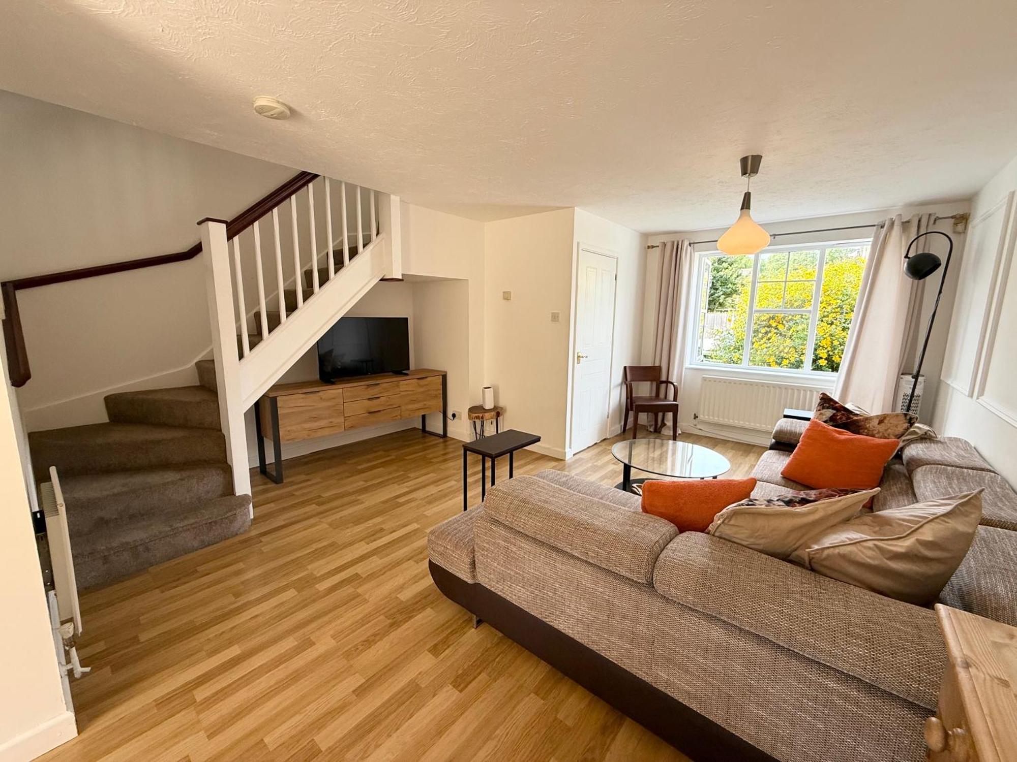 3 Bed House With Parking And Garden Near Tower Bridge *